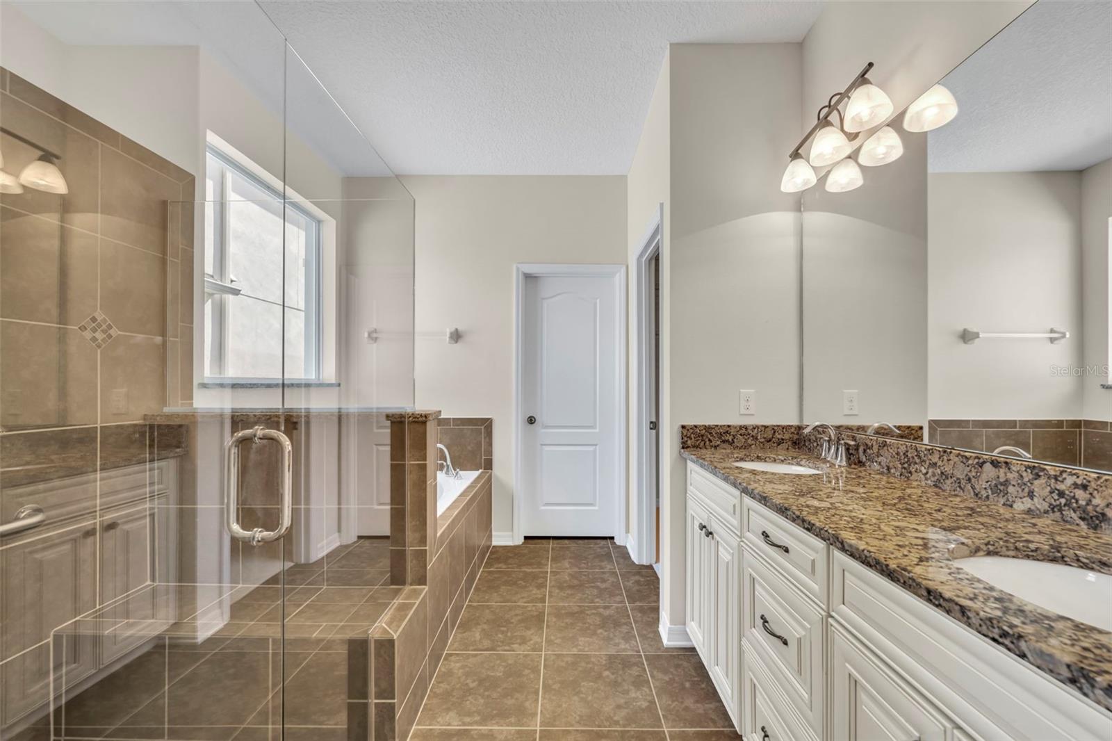 Listing photo id 15 for 8804 Lovett Avenue
