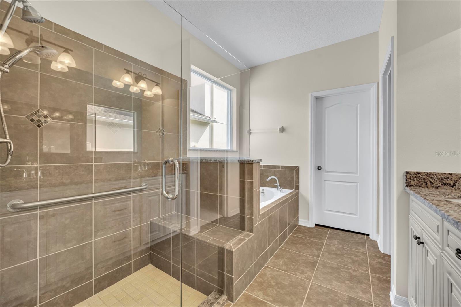 Listing photo id 16 for 8804 Lovett Avenue