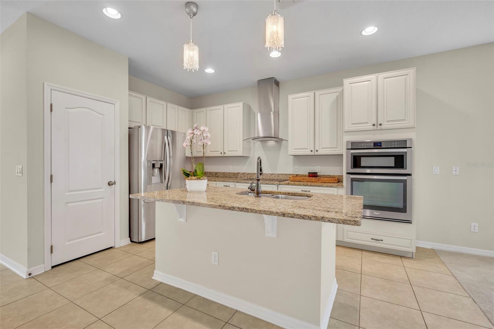 Listing photo id 6 for 8804 Lovett Avenue