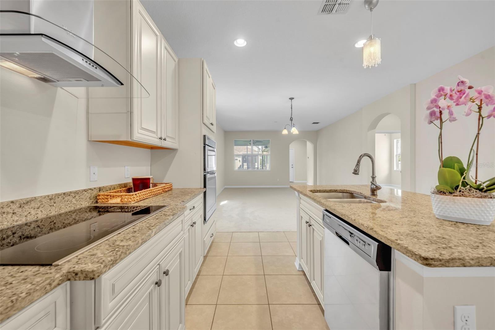 Listing photo id 7 for 8804 Lovett Avenue