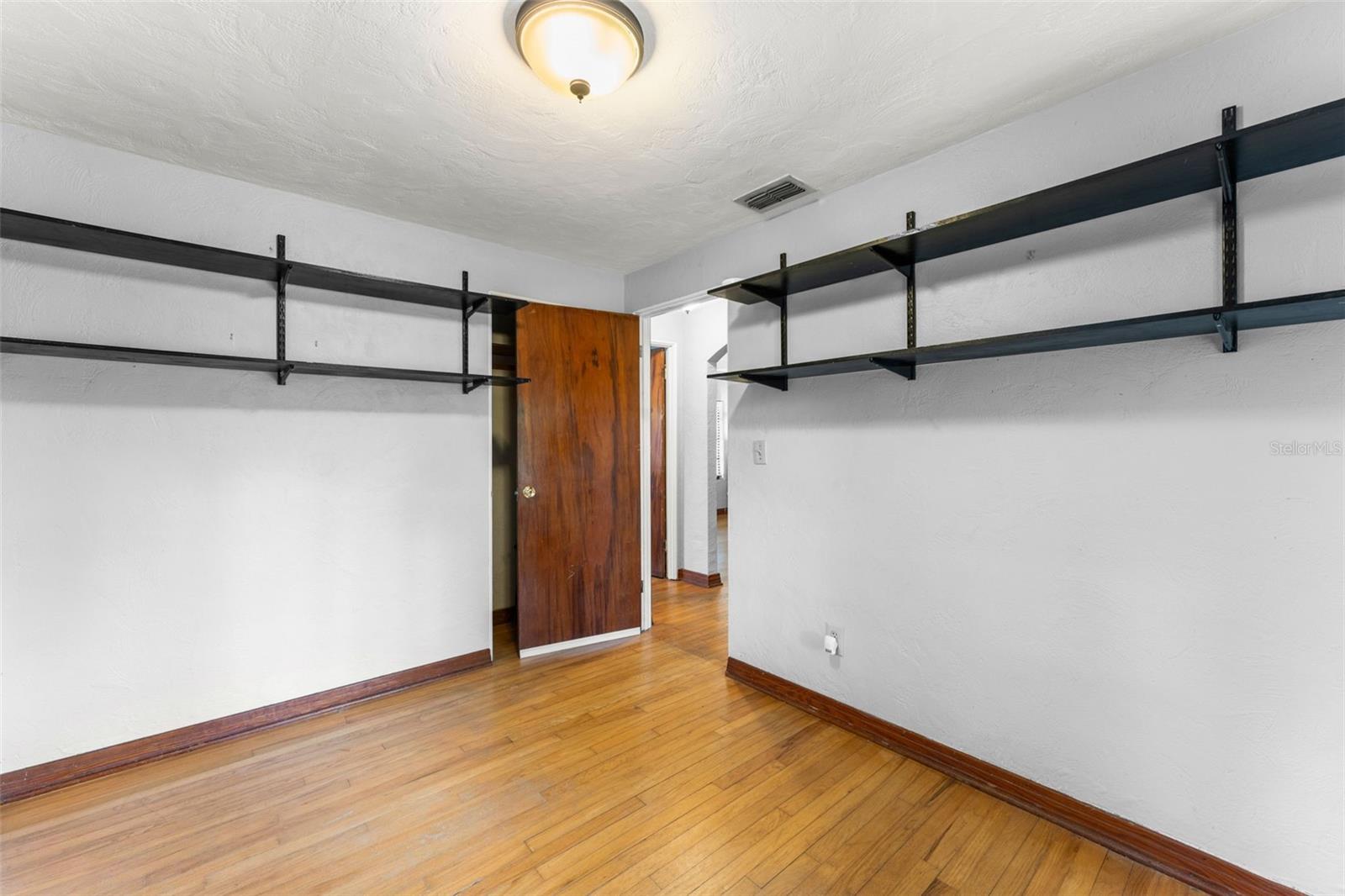 Image 11 of 31 For 440 Cambridge Boulevard
