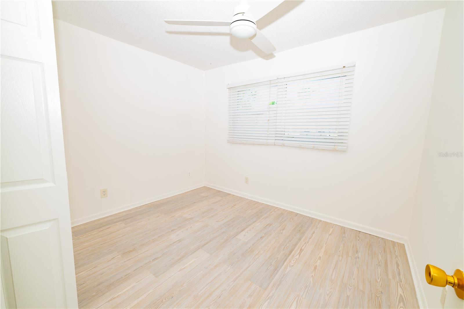Image 23 of 36 For 402 Dove Lane 2-7