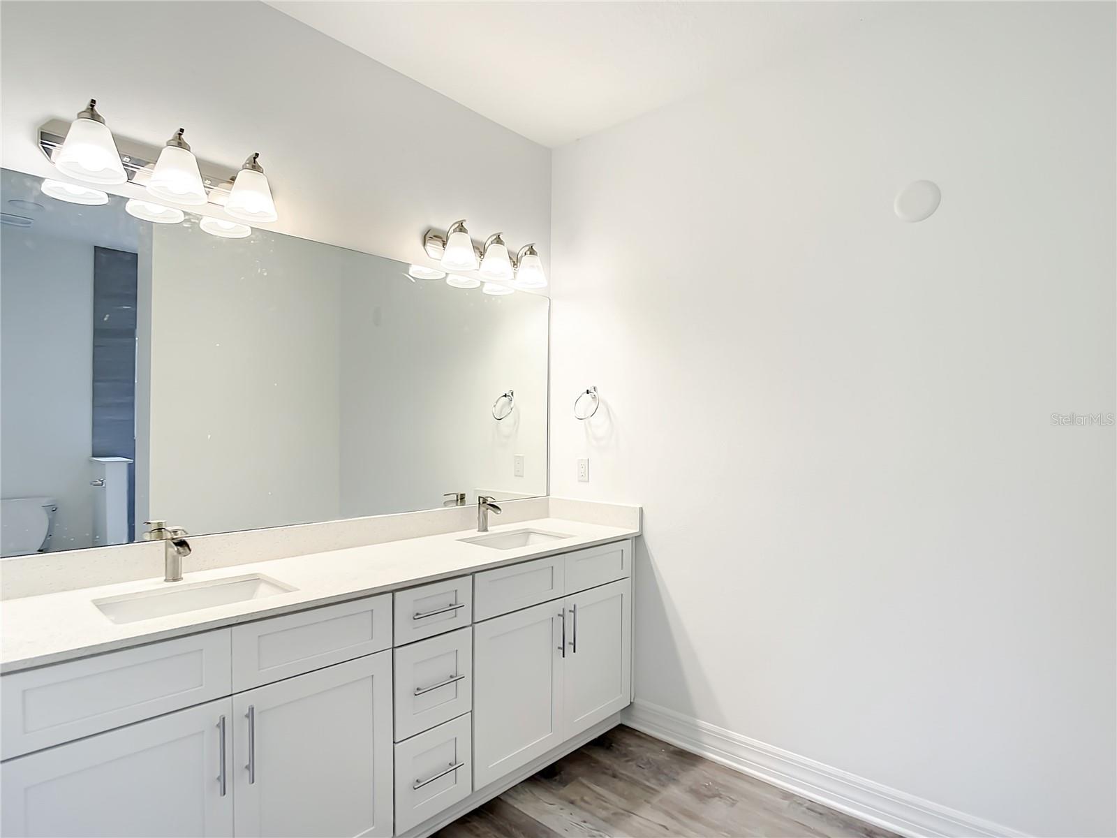 Image 10 of 17 For 14210 Luxo Avenue