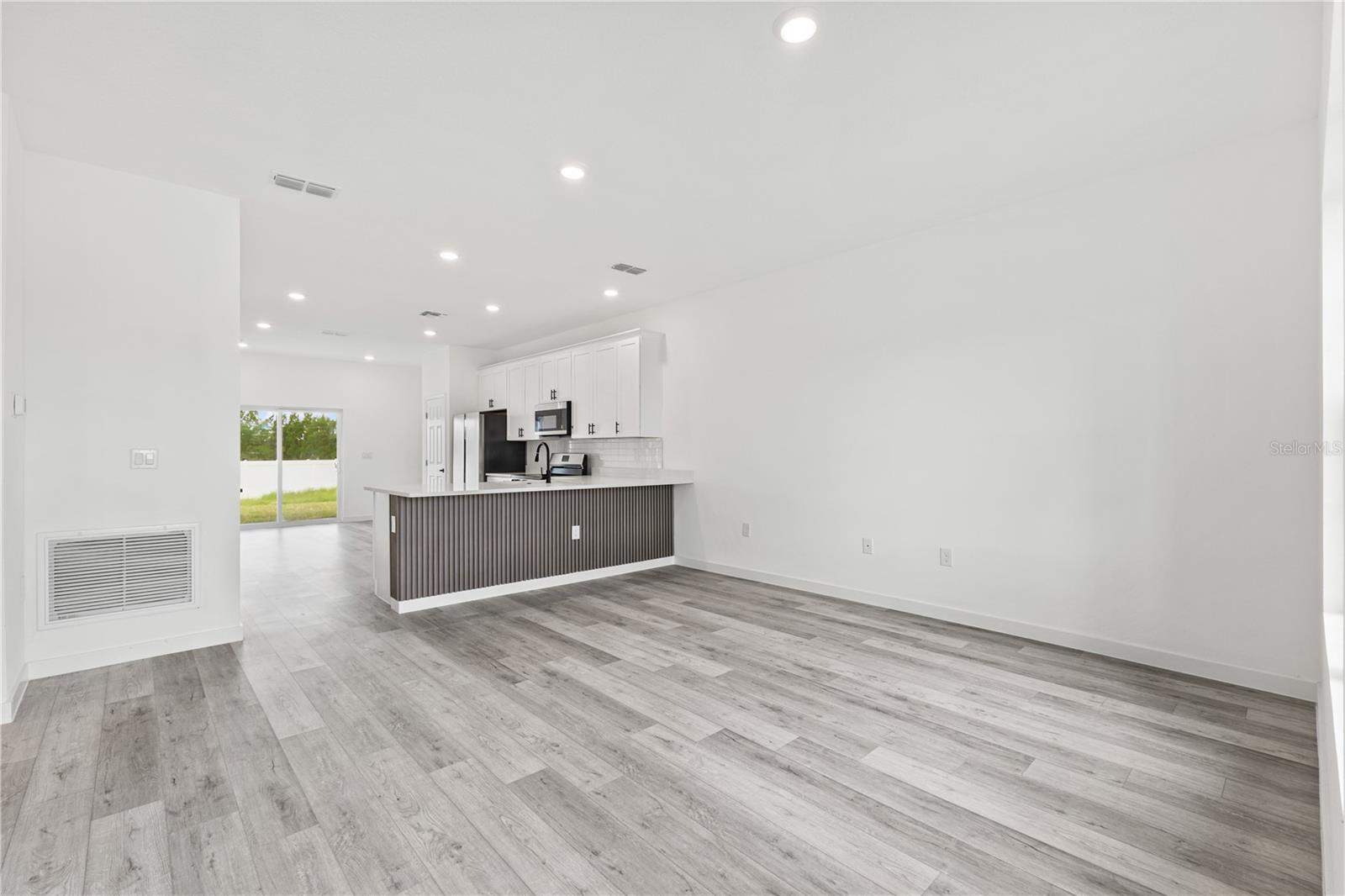 Image 15 of 38 For 833 E Colville Dr