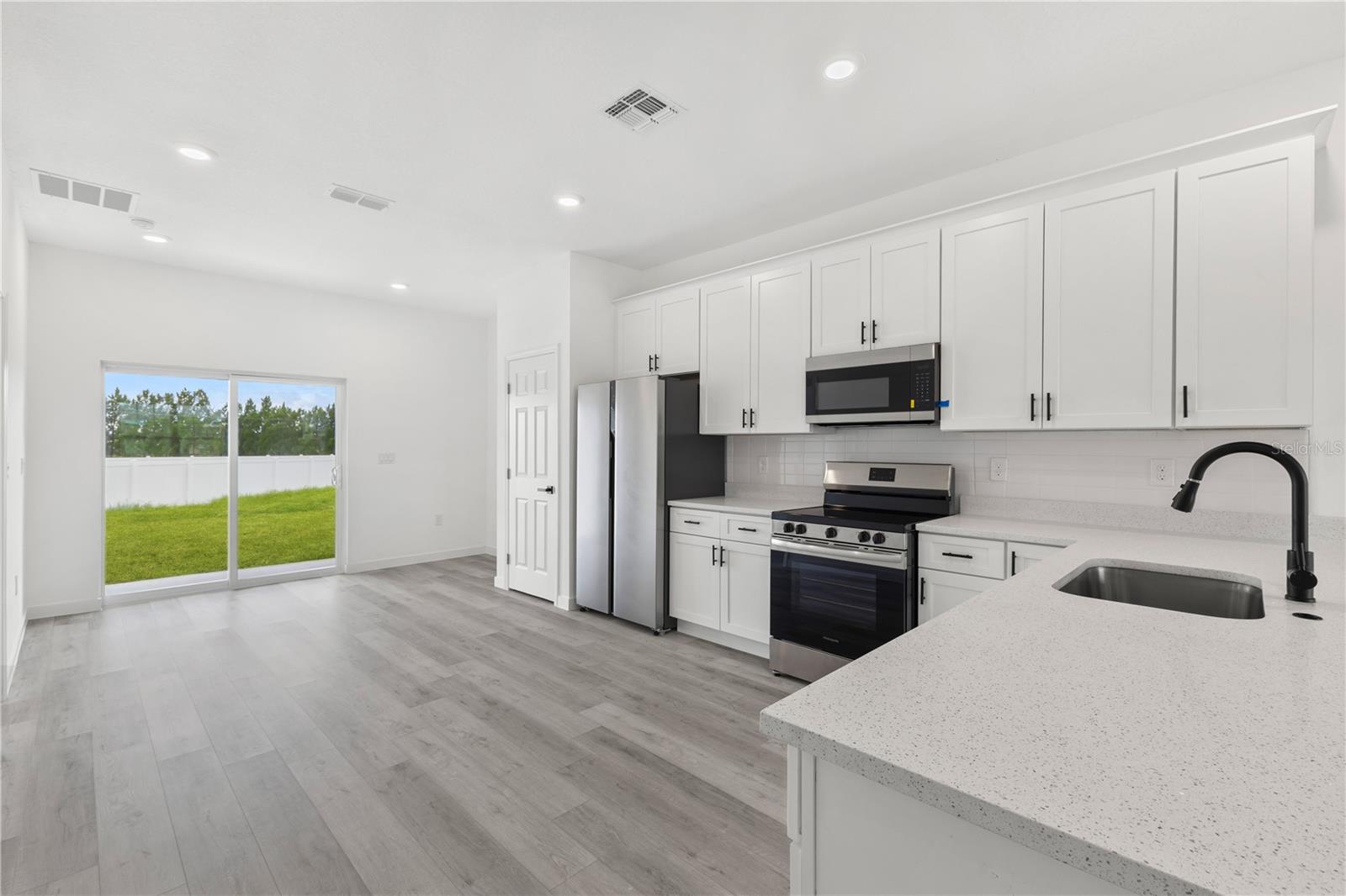Image 22 of 38 For 833 E Colville Dr