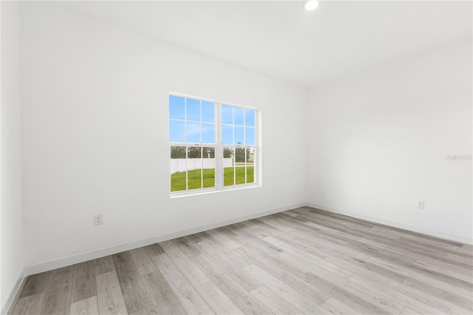Image 31 of 38 For 833 E Colville Dr