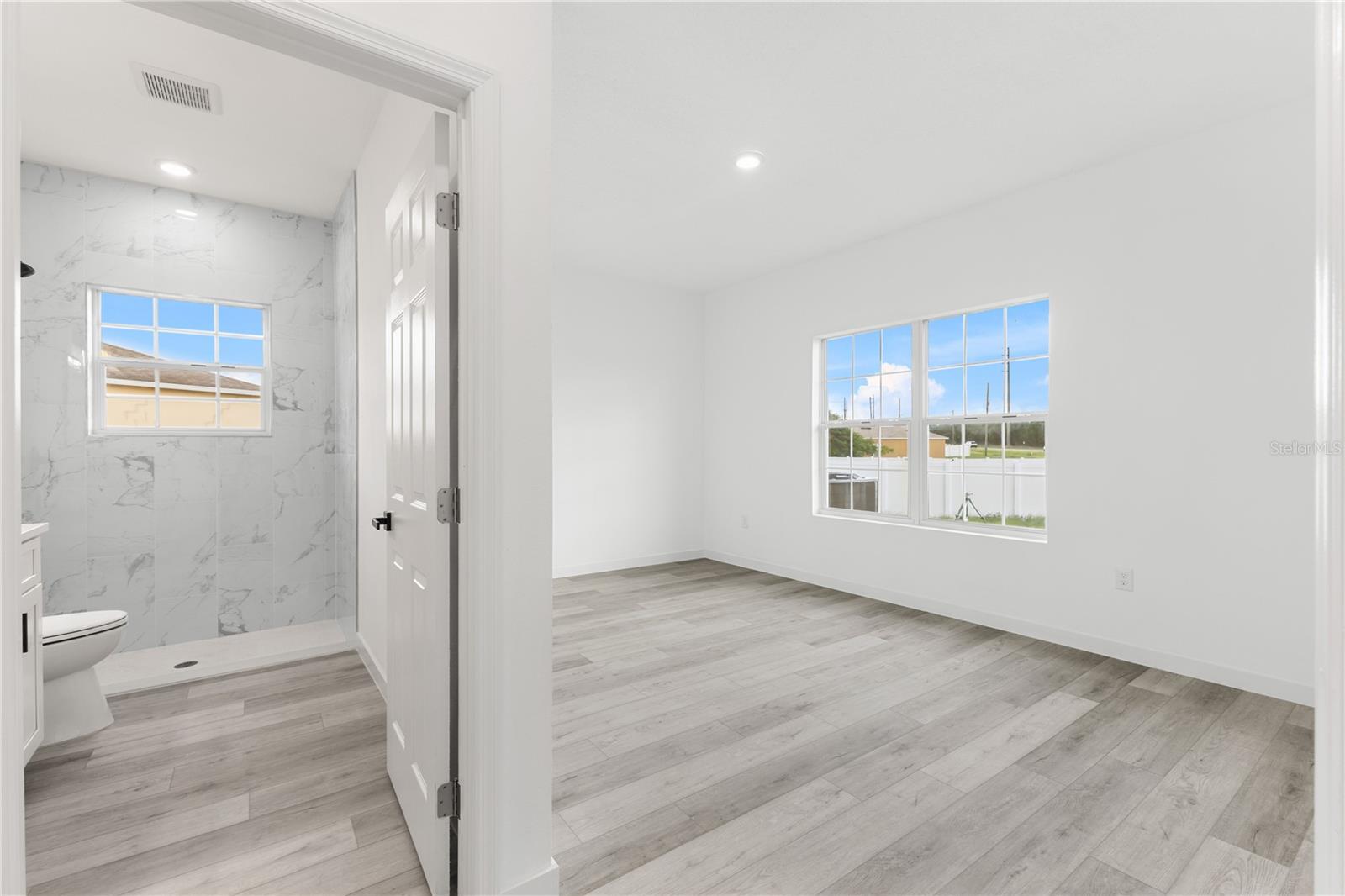 Image 33 of 38 For 833 E Colville Dr