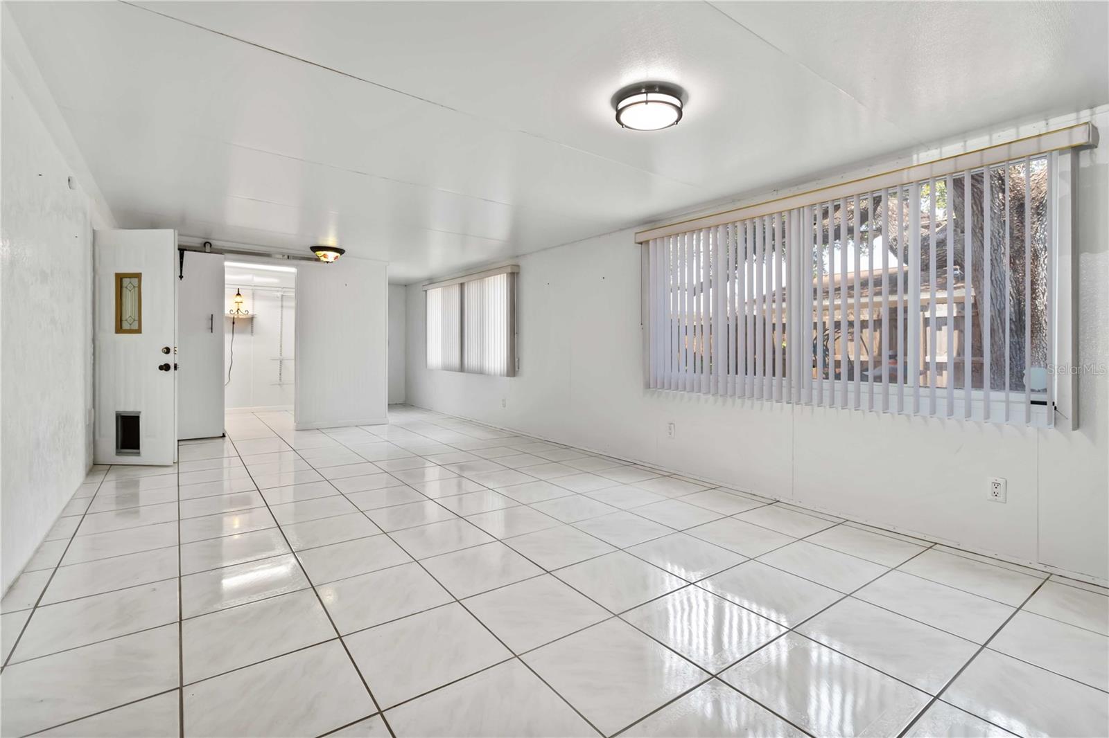 Listing photo id 8 for 2415 Raintree Lake Circle