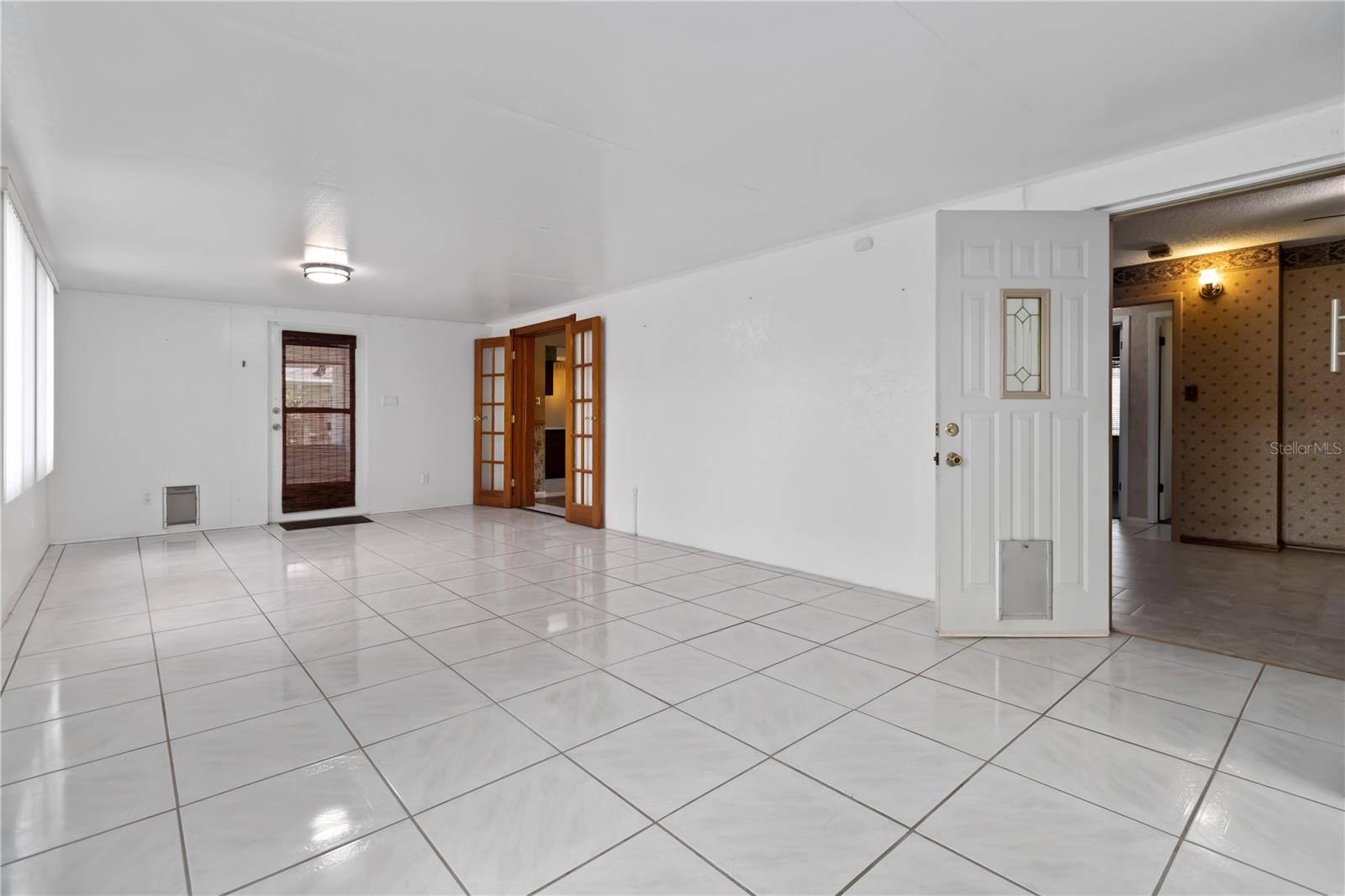 Listing photo id 9 for 2415 Raintree Lake Circle