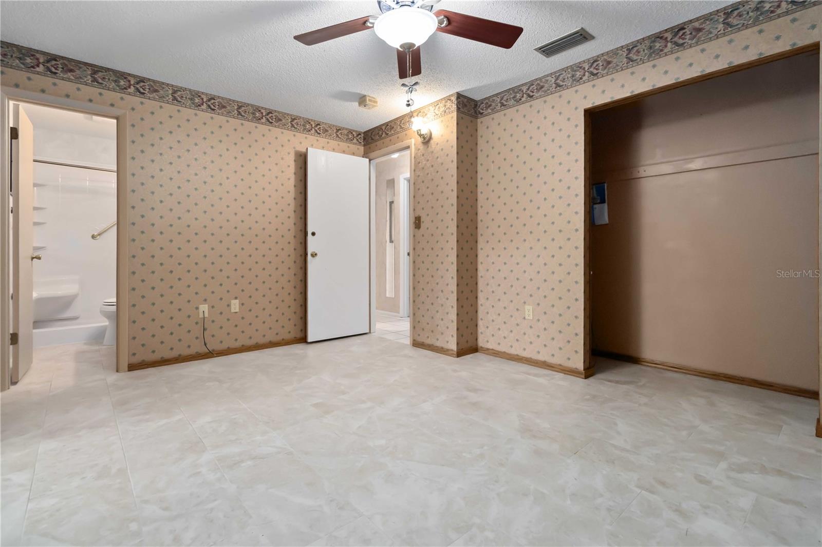 Listing photo id 11 for 2415 Raintree Lake Circle