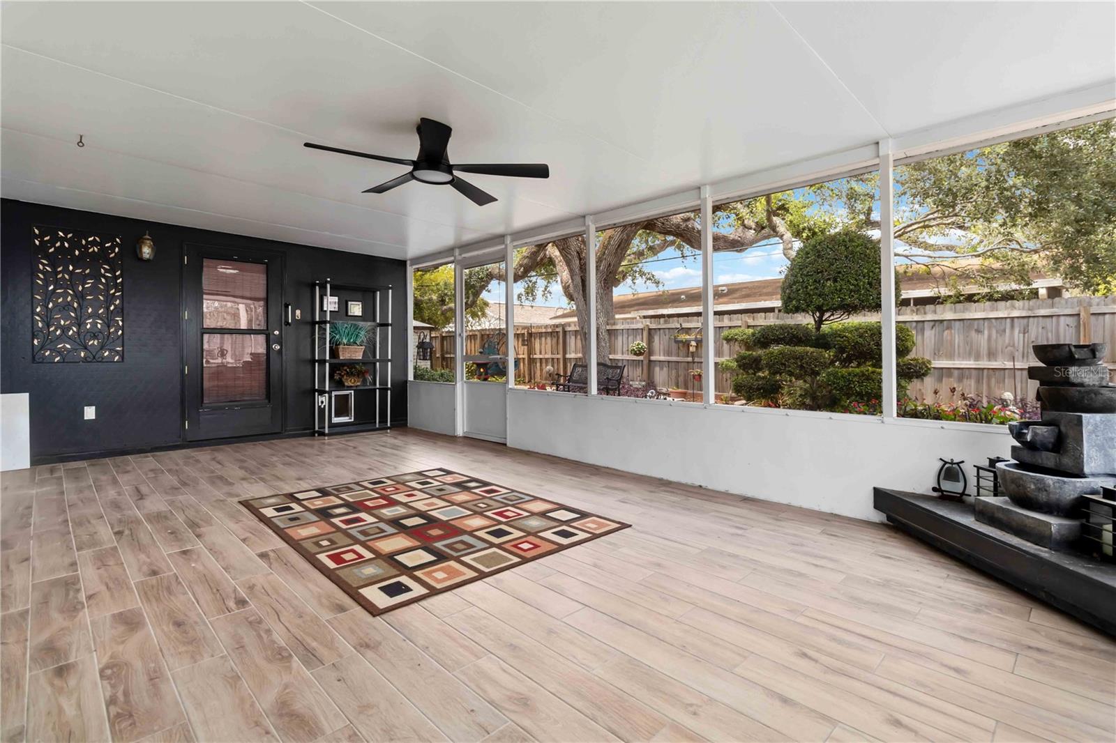 Listing photo id 17 for 2415 Raintree Lake Circle
