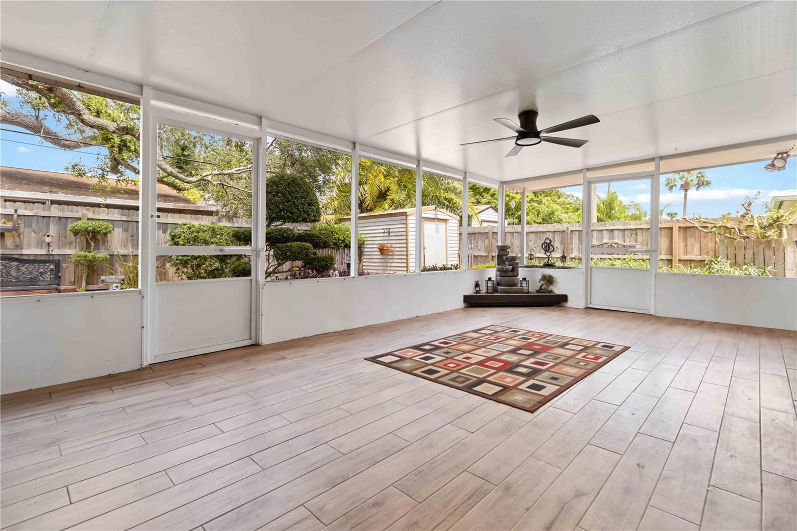 Listing photo id 18 for 2415 Raintree Lake Circle