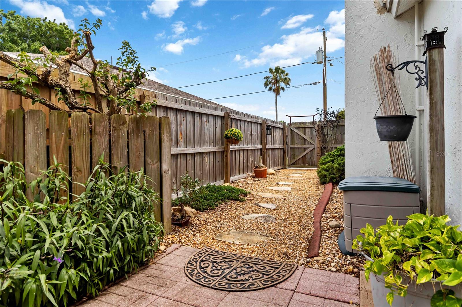 Listing photo id 19 for 2415 Raintree Lake Circle