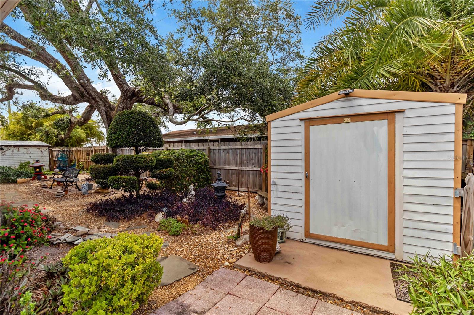Listing photo id 20 for 2415 Raintree Lake Circle