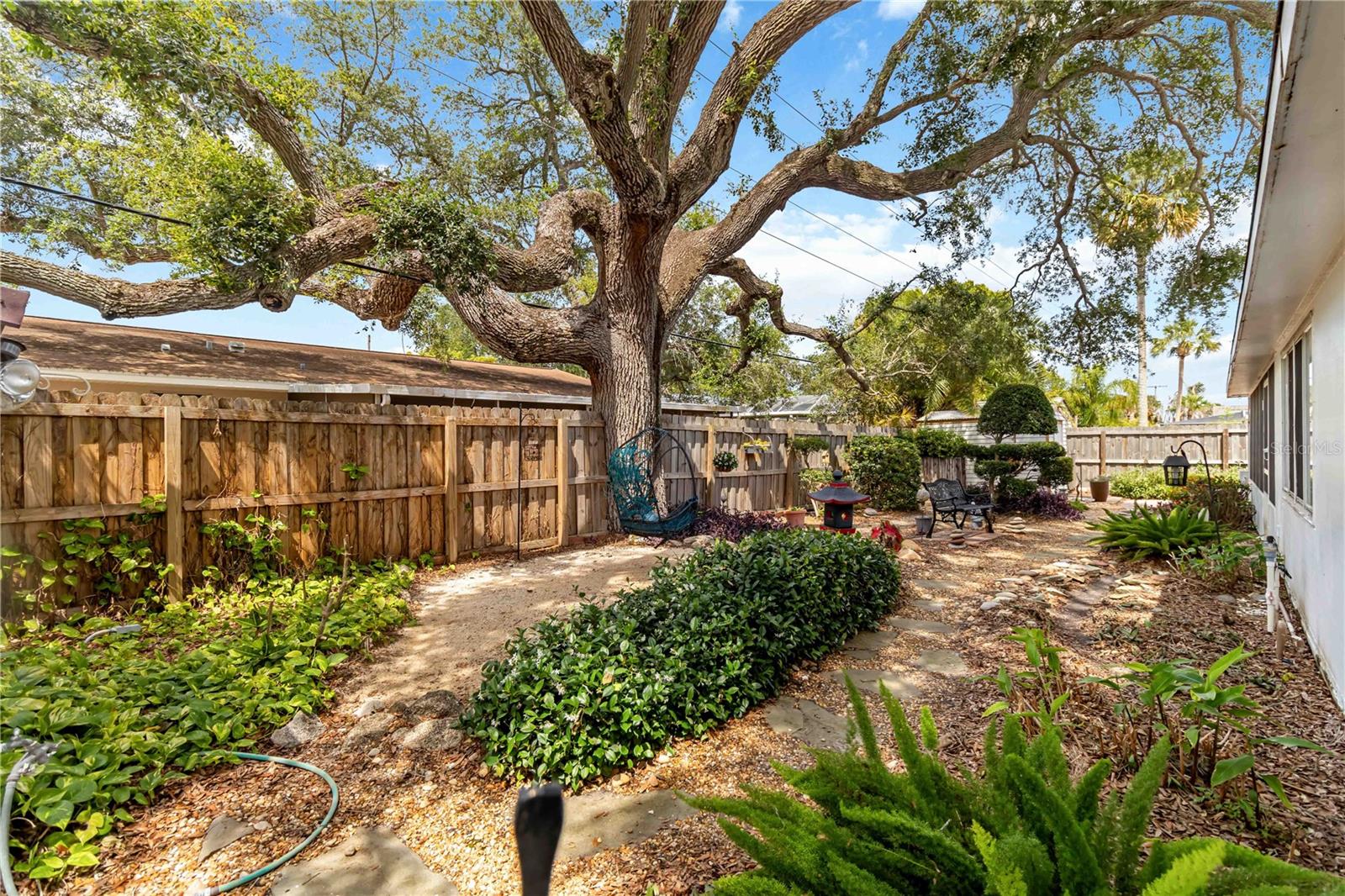 Listing photo id 23 for 2415 Raintree Lake Circle