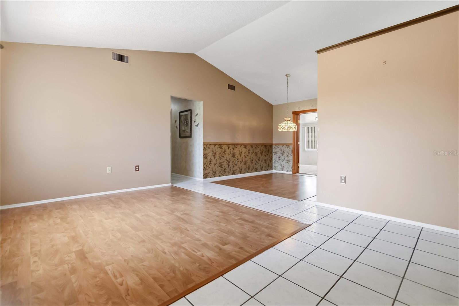 Listing photo id 1 for 2415 Raintree Lake Circle