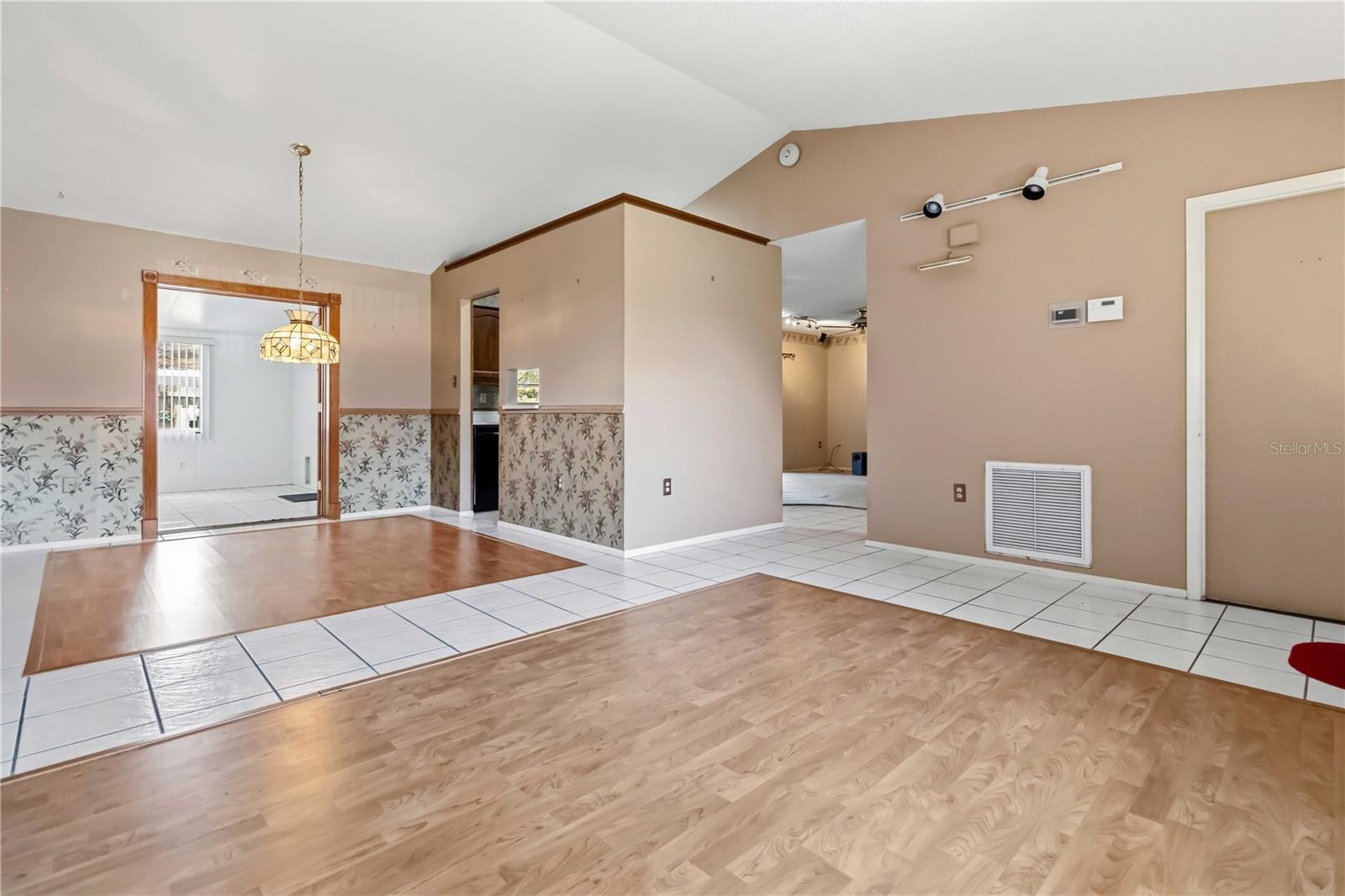 Listing photo id 2 for 2415 Raintree Lake Circle