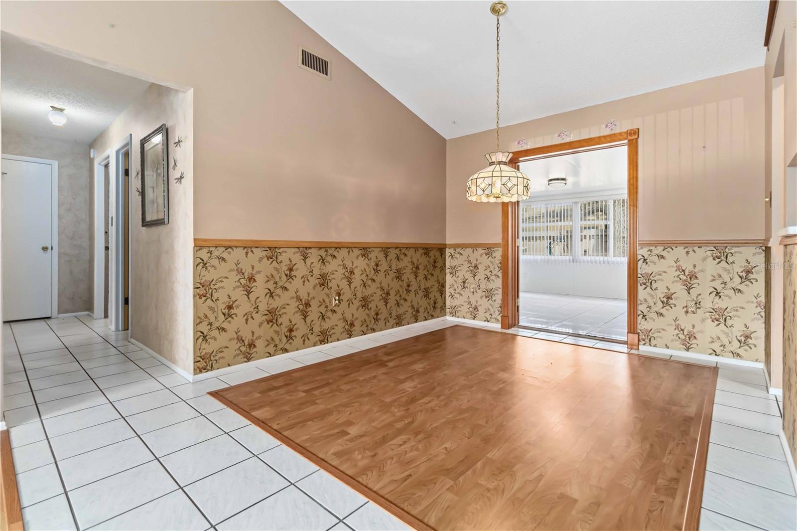 Listing photo id 3 for 2415 Raintree Lake Circle