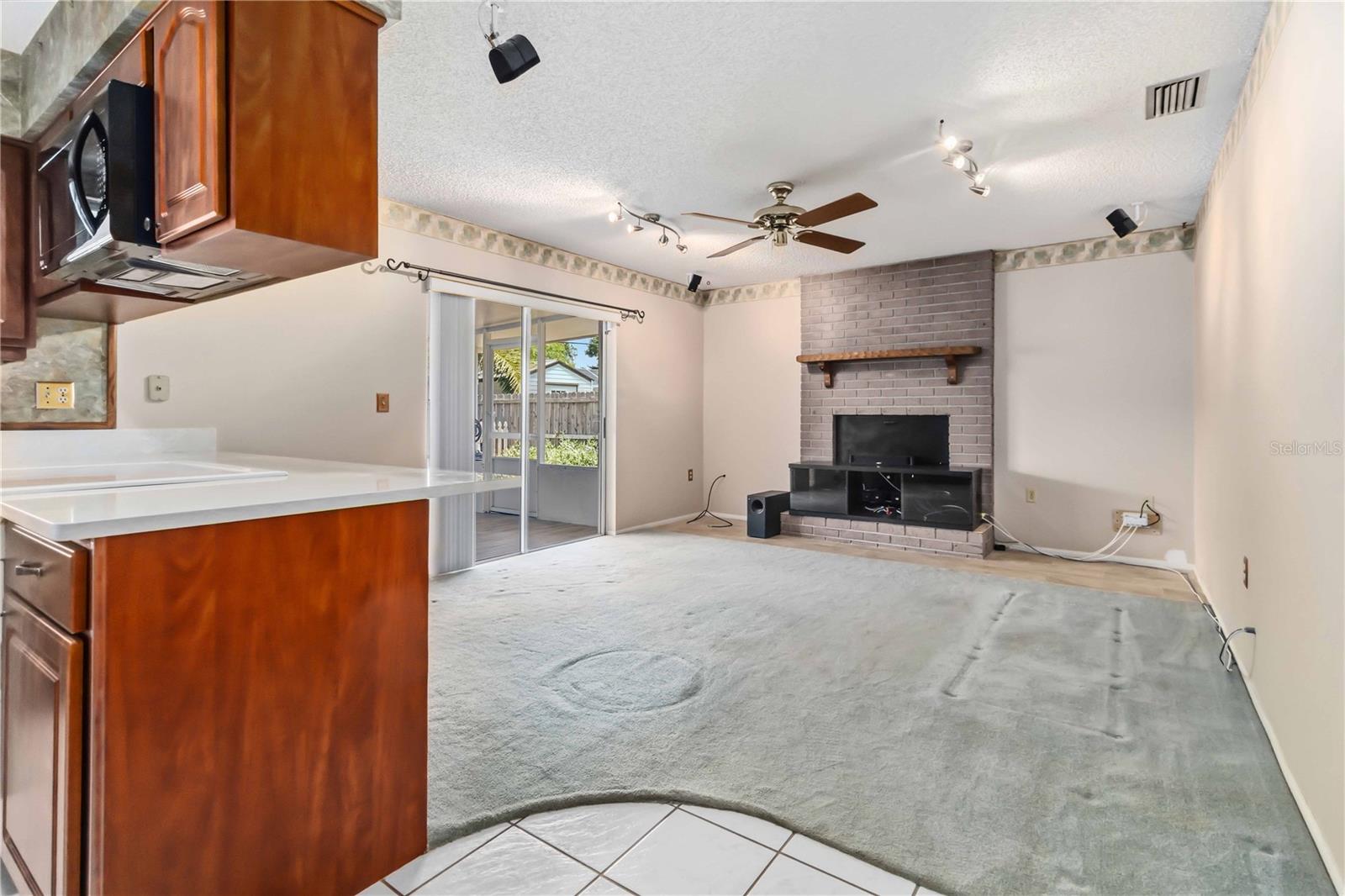 Listing photo id 4 for 2415 Raintree Lake Circle