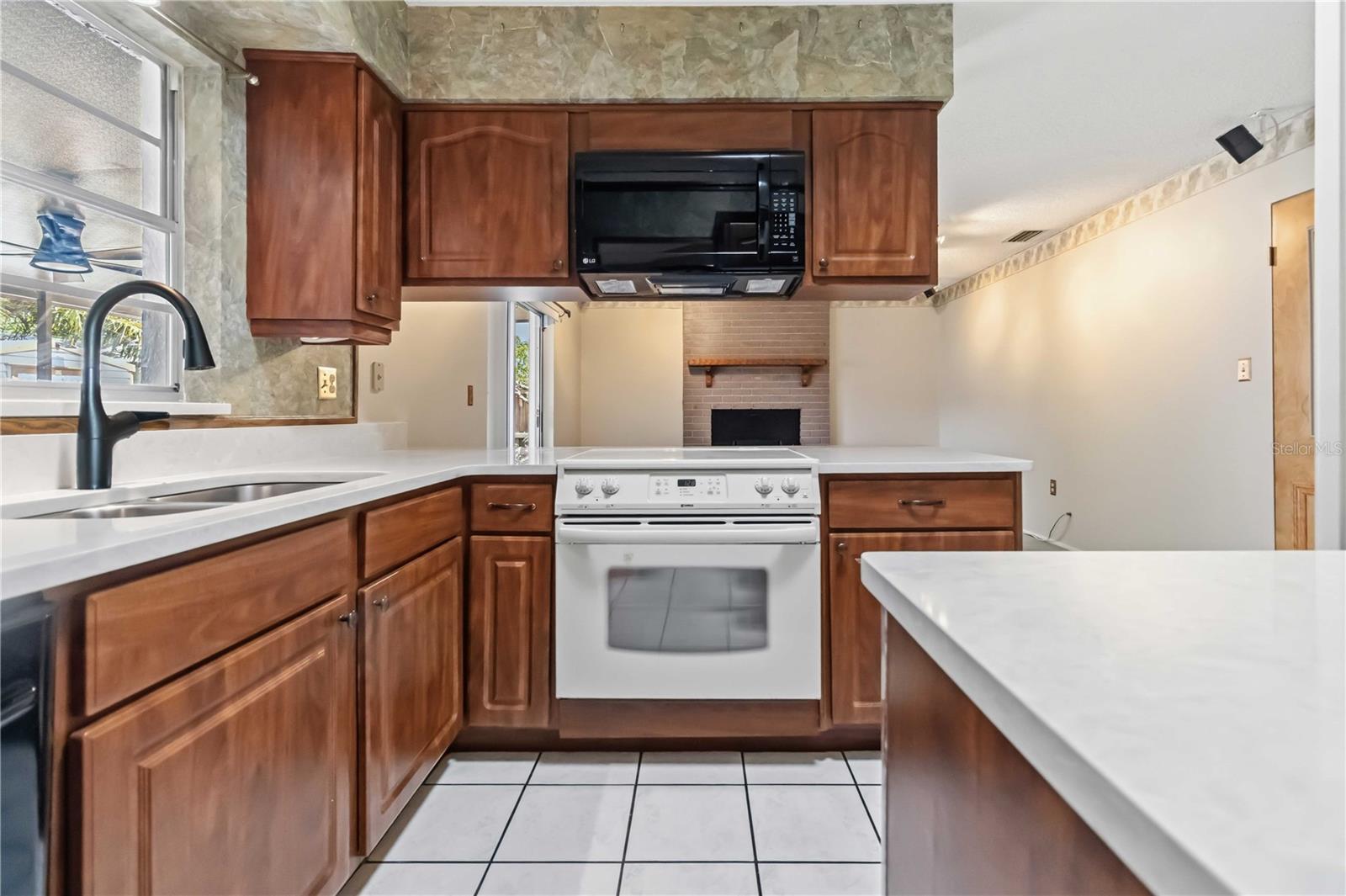 Listing photo id 7 for 2415 Raintree Lake Circle