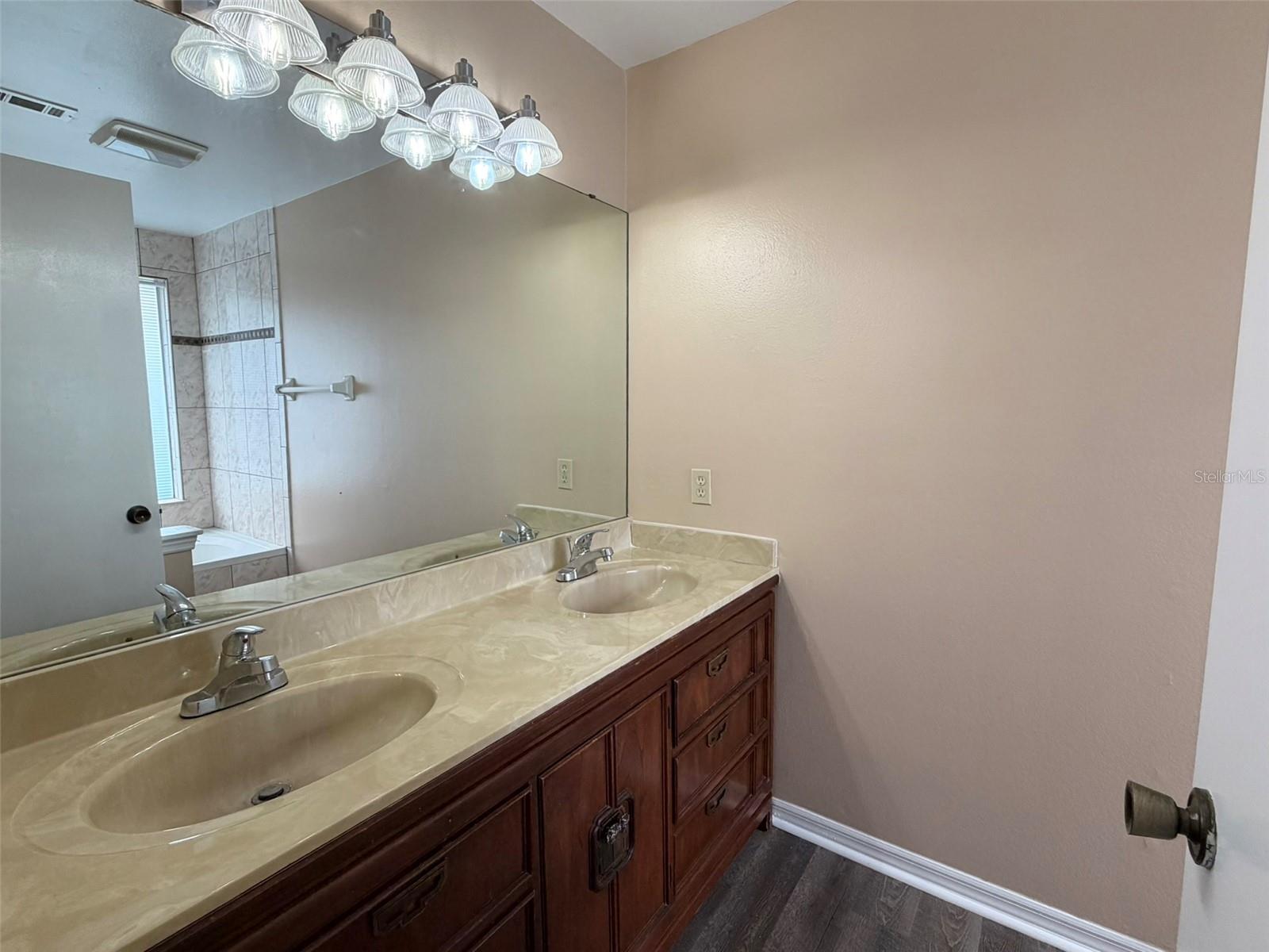 Image 13 of 21 For 625 Remington Oak Drive
