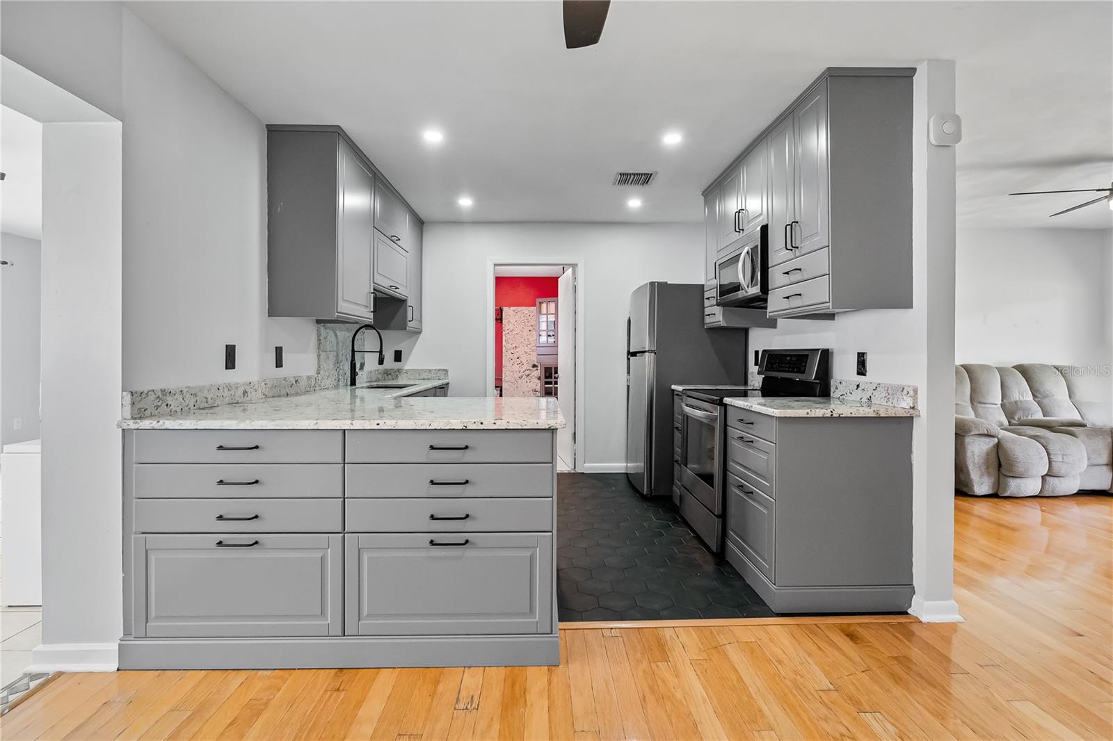 Listing photo id 8 for 621 Ellsworth Street