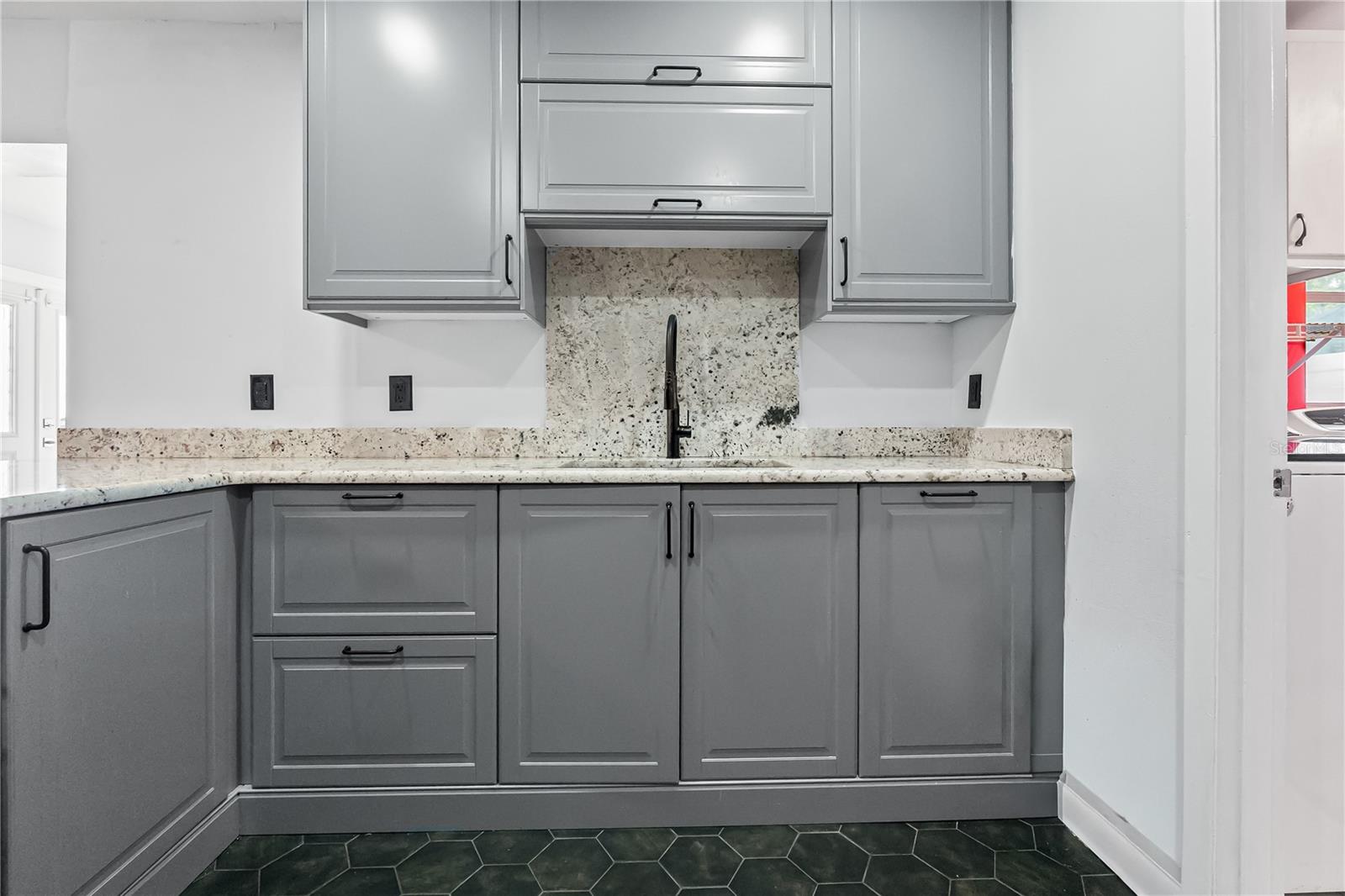 Listing photo id 11 for 621 Ellsworth Street