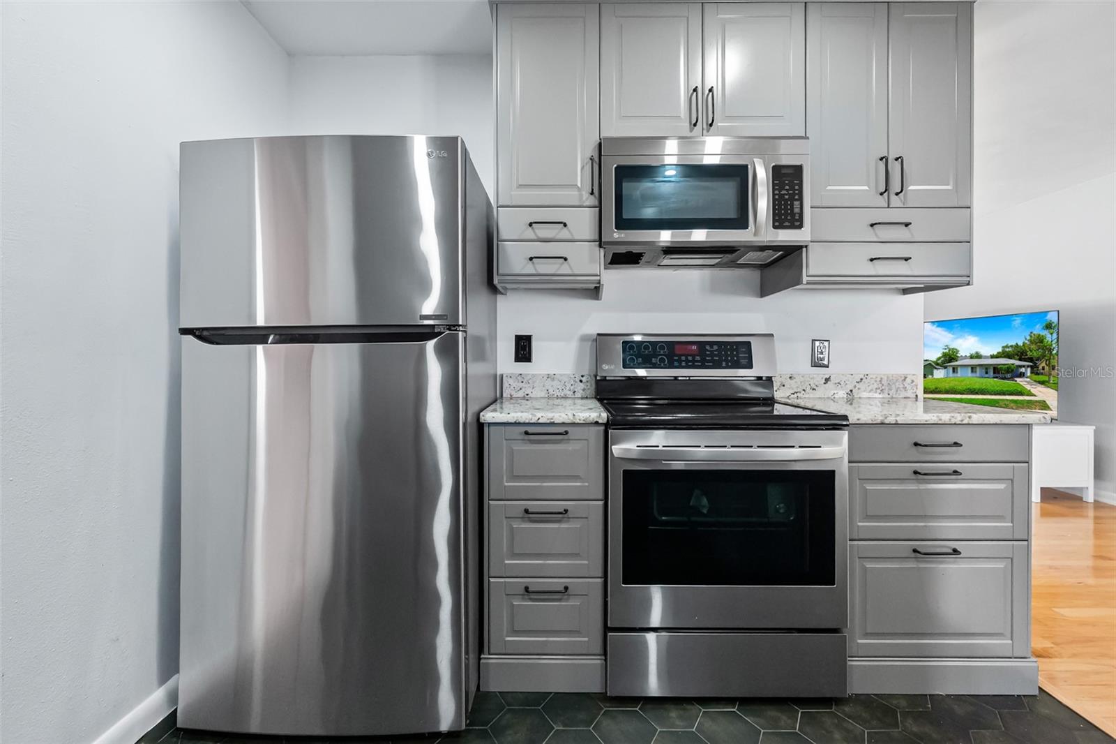 Listing photo id 12 for 621 Ellsworth Street