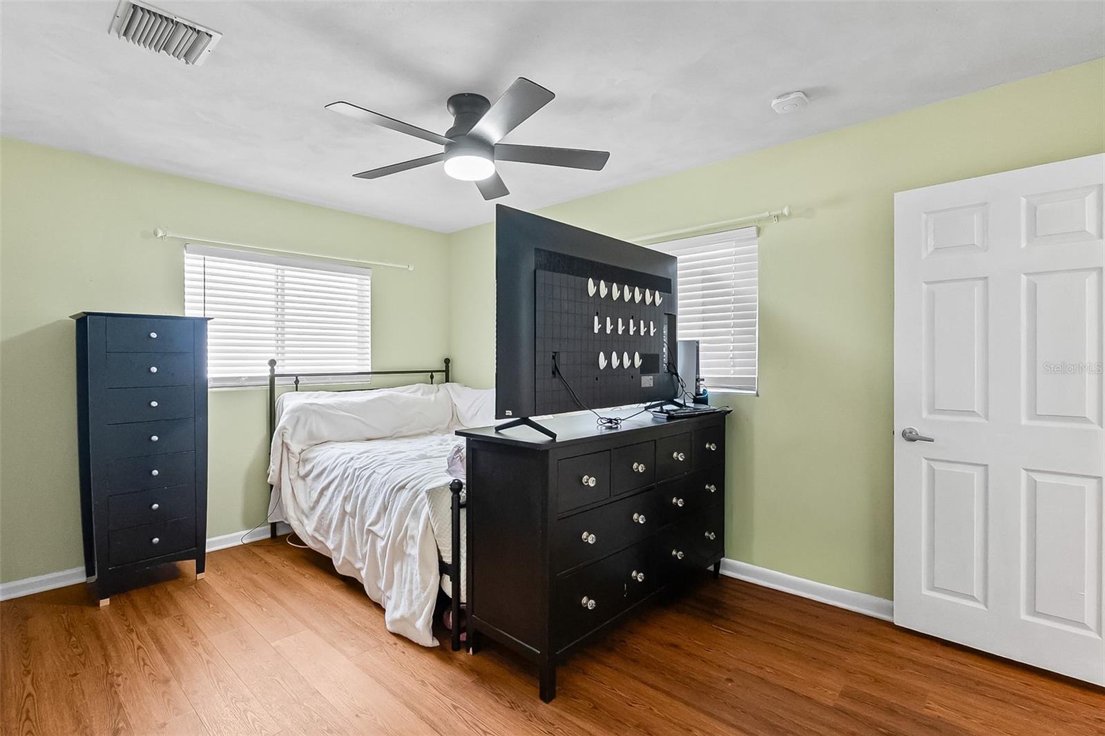 Listing photo id 30 for 621 Ellsworth Street