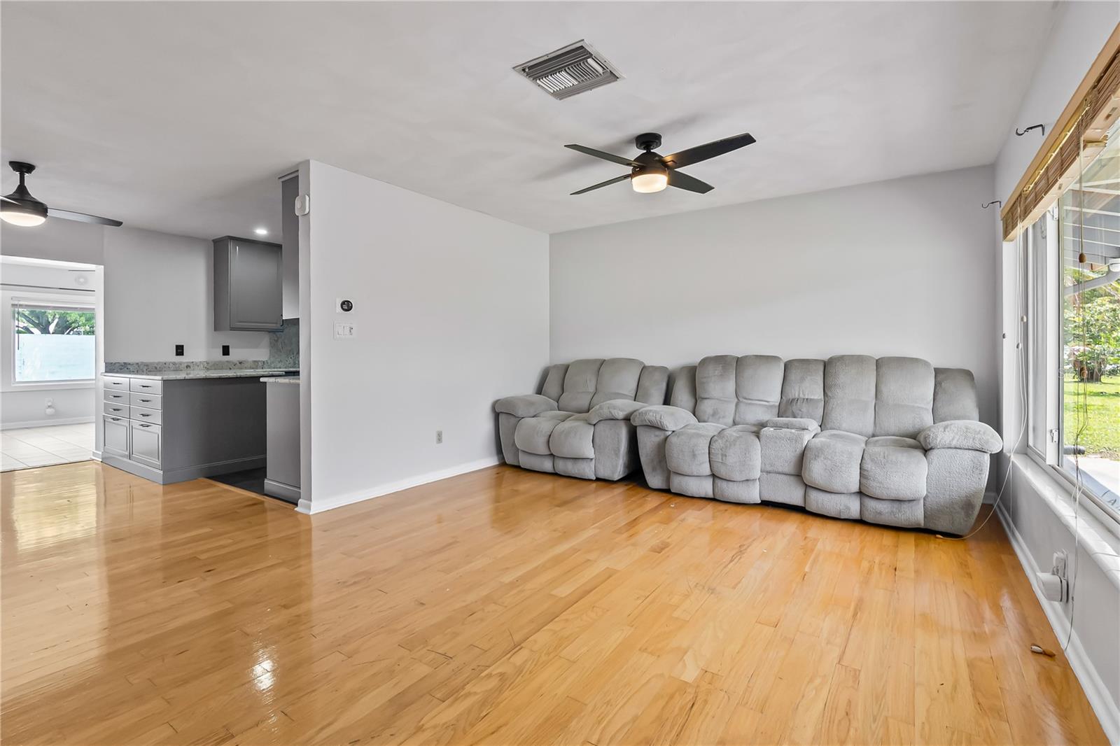 Listing photo id 2 for 621 Ellsworth Street