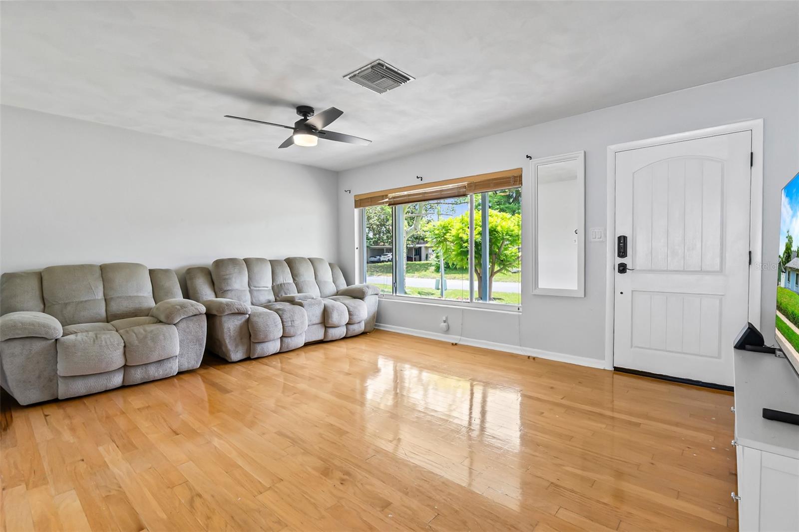 Listing photo id 3 for 621 Ellsworth Street