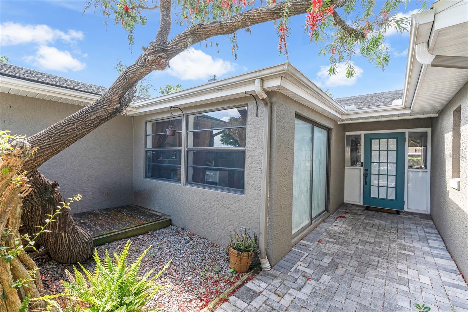 Listing photo id 1 for 314 Hormigas Street