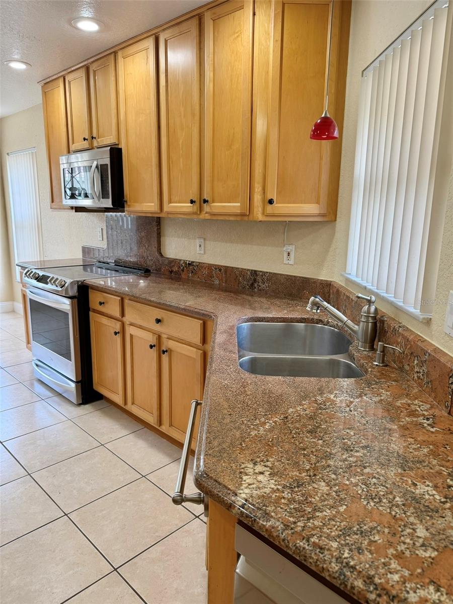 Image 4 of 35 For 939 Glen Abbey Circle