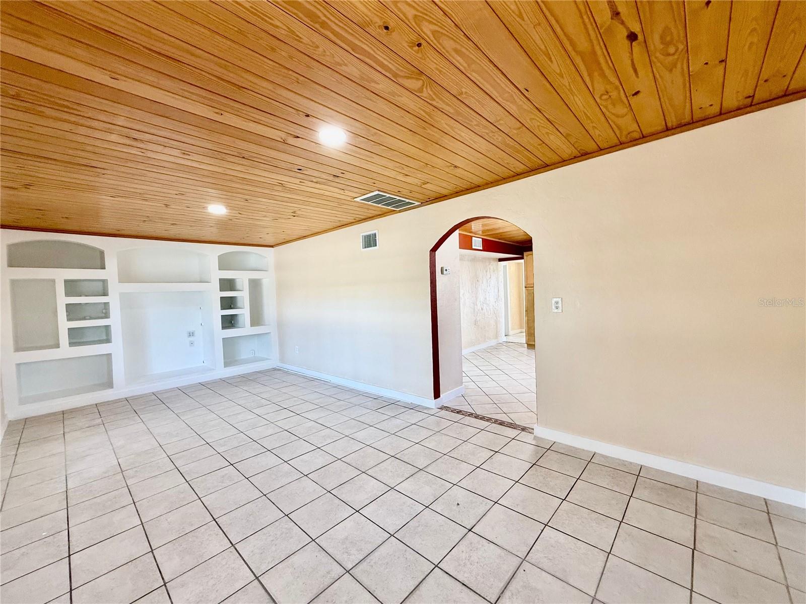 Image 5 of 25 For 5152 Isabelle Avenue