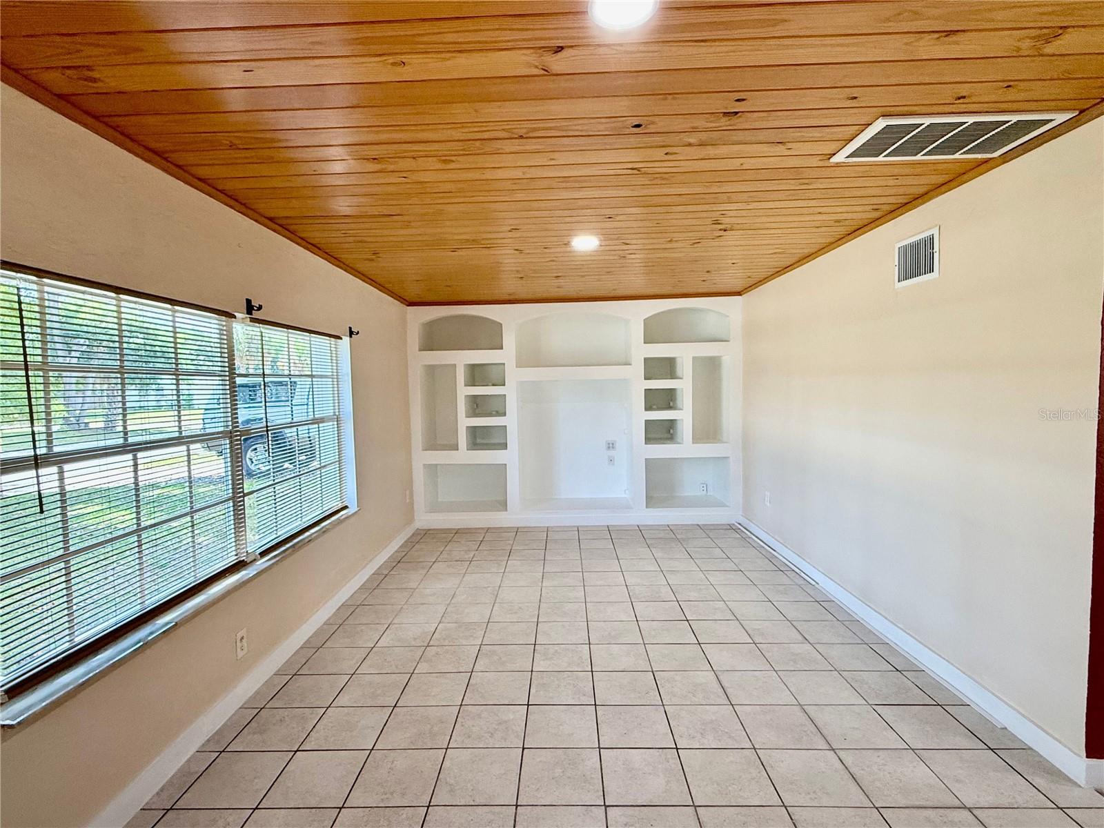 Image 6 of 25 For 5152 Isabelle Avenue