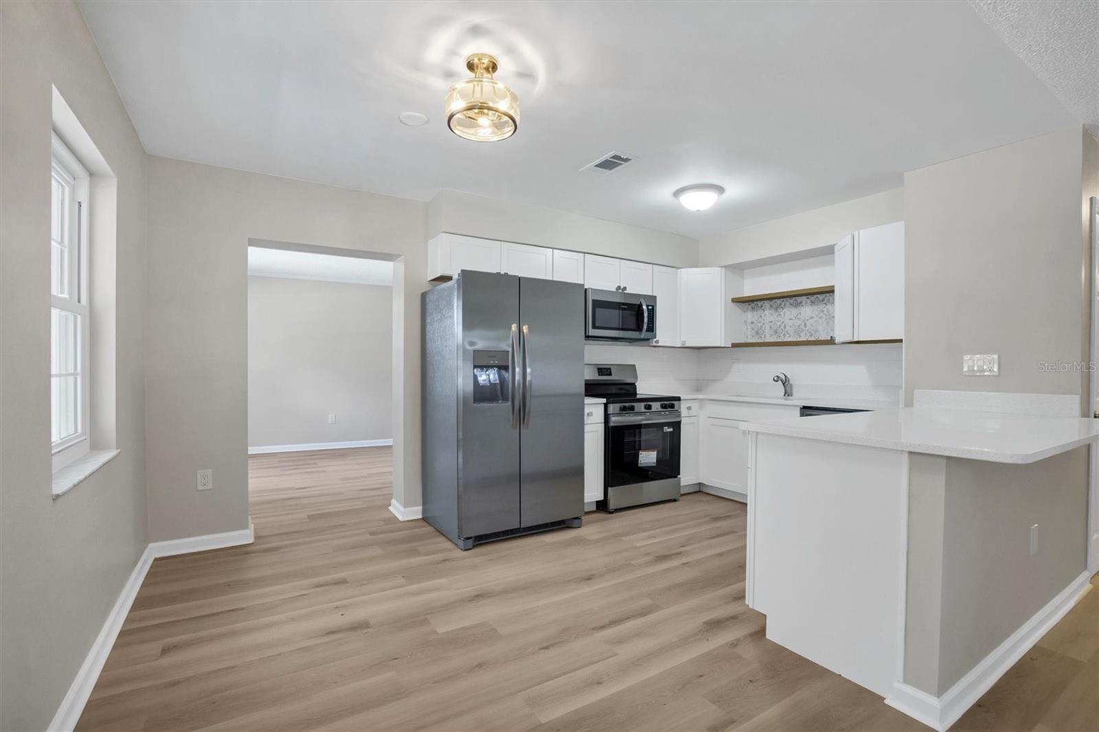 Listing photo id 3 for 112 Amy Circle