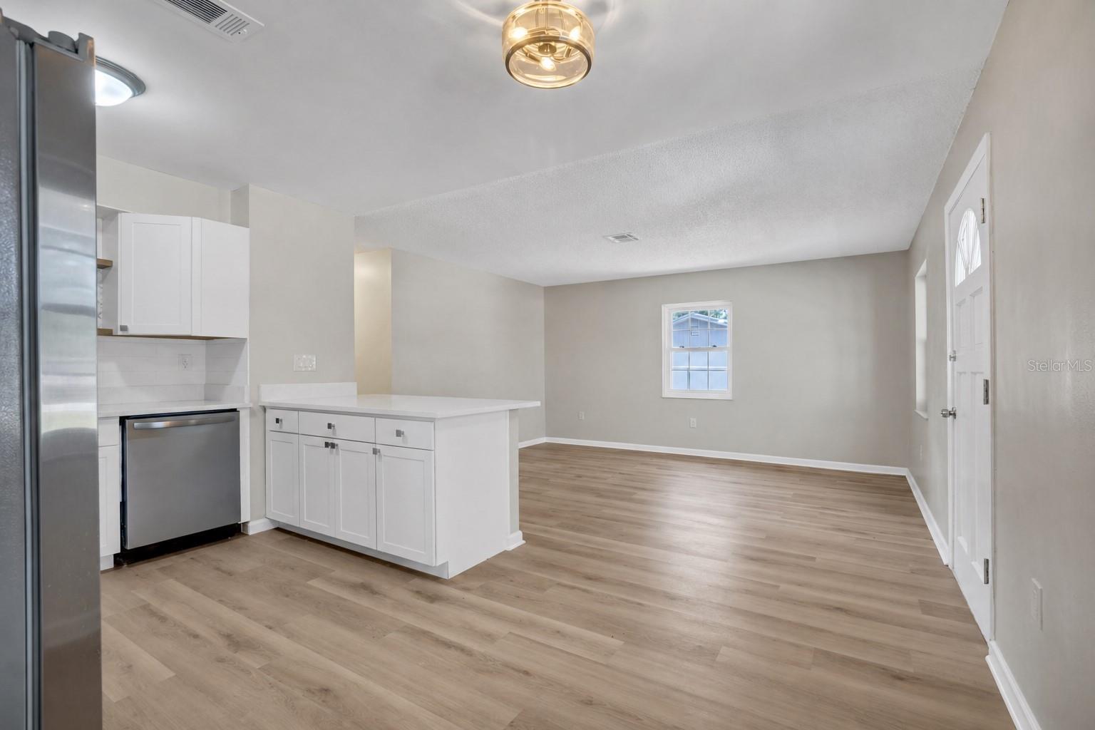 Listing photo id 5 for 112 Amy Circle