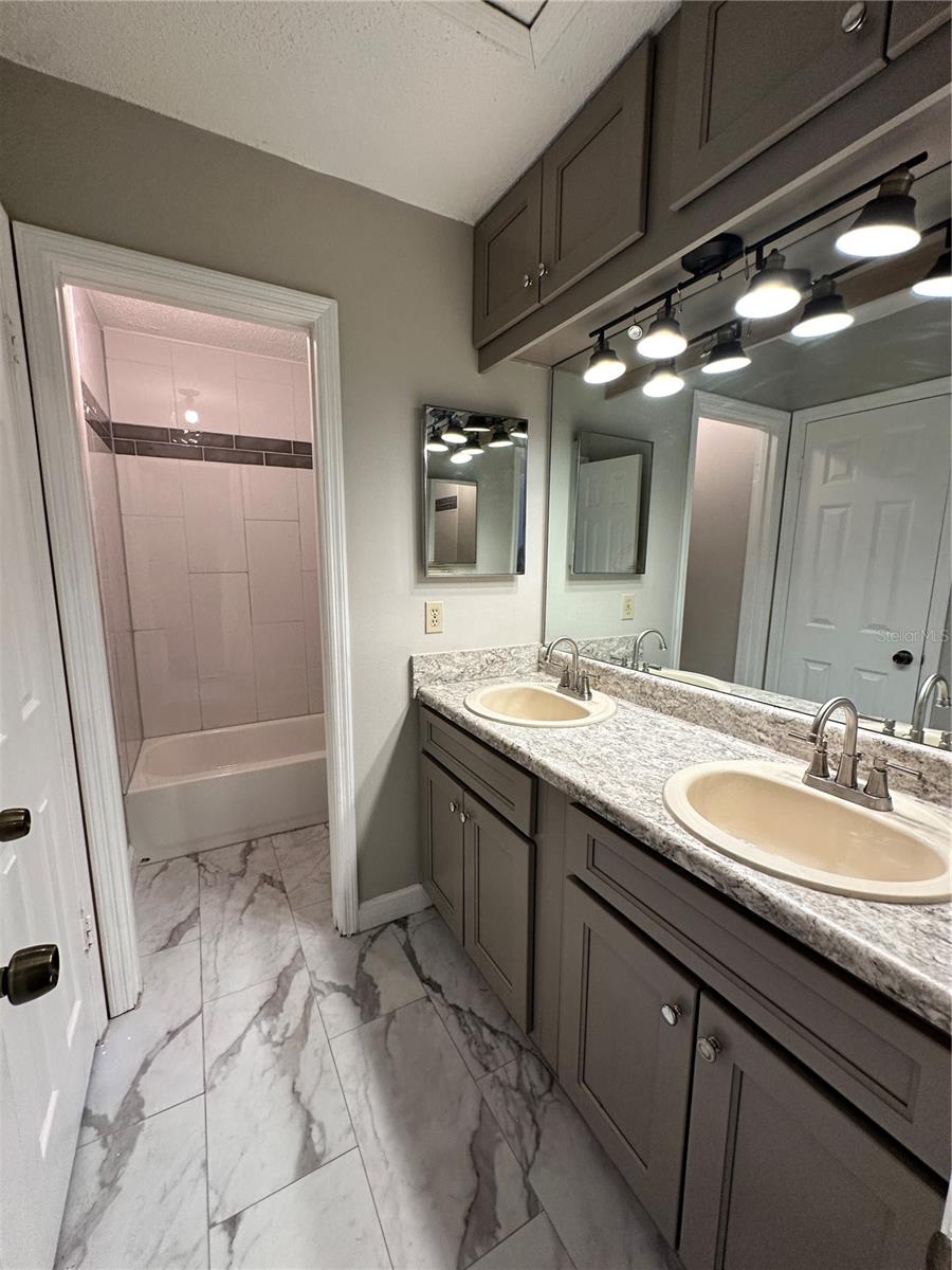 Image 15 of 27 For 3282 Oak Lake Place 3282