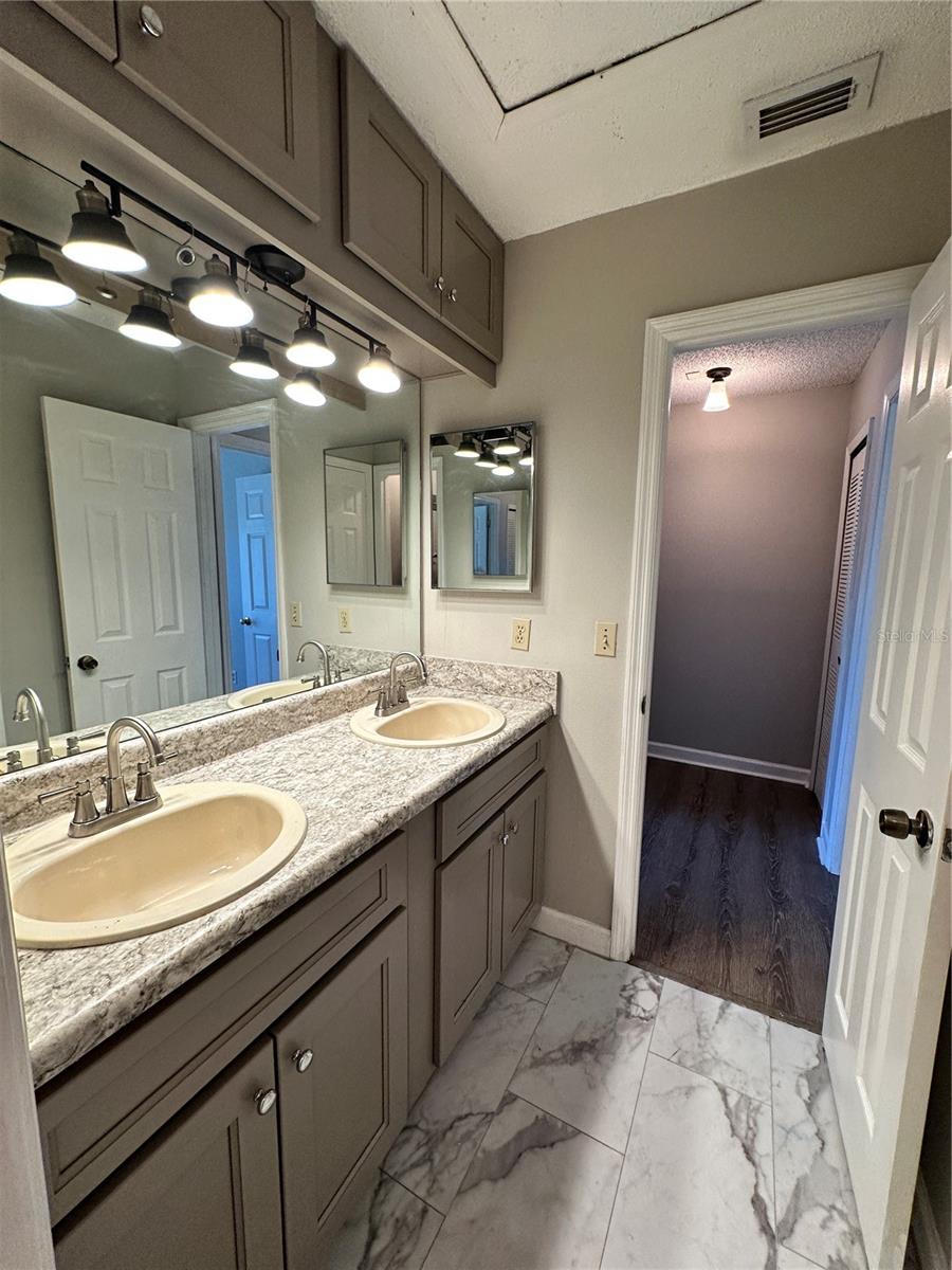 Image 17 of 27 For 3282 Oak Lake Place 3282