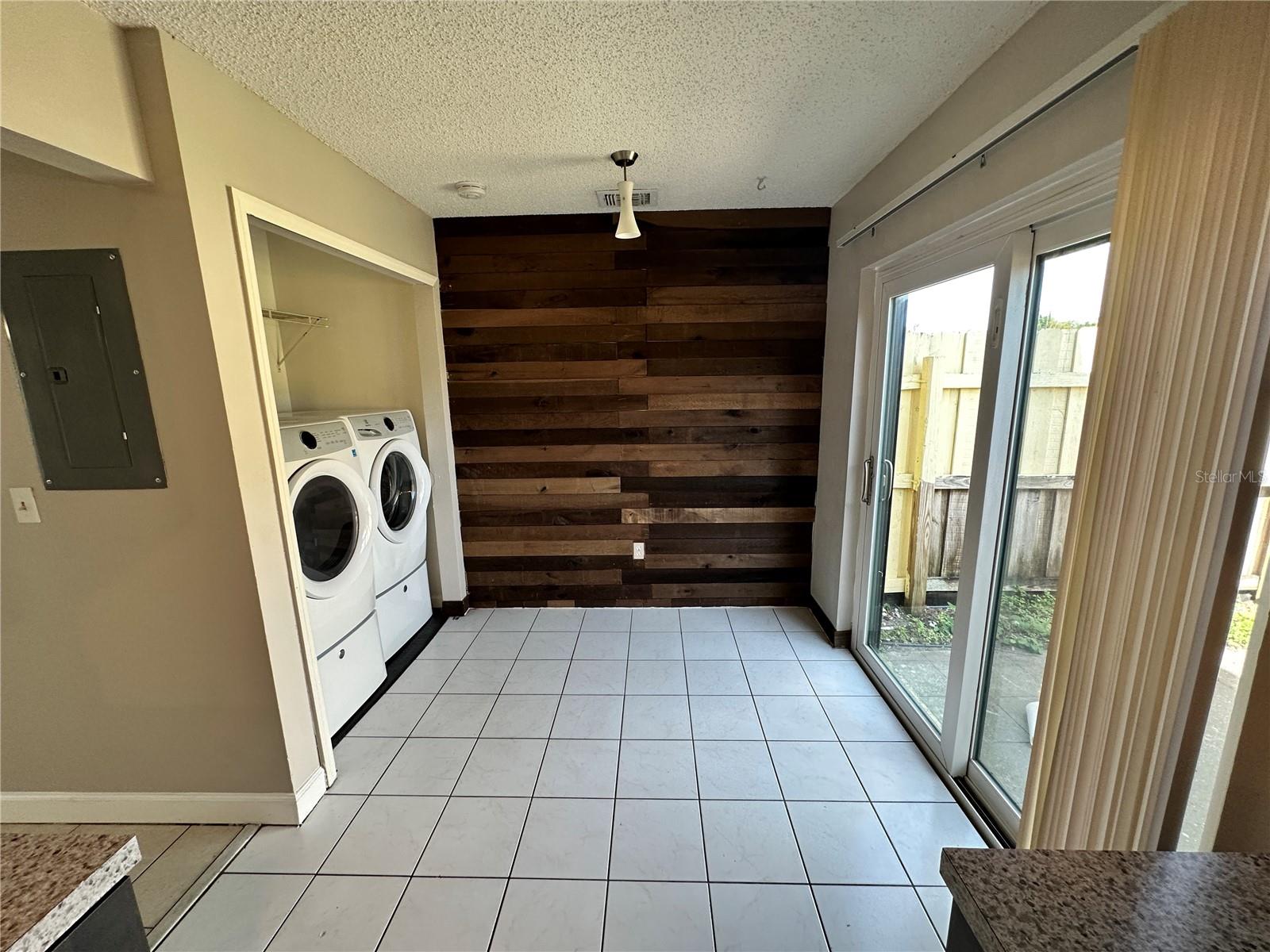 Image 6 of 27 For 3282 Oak Lake Place 3282