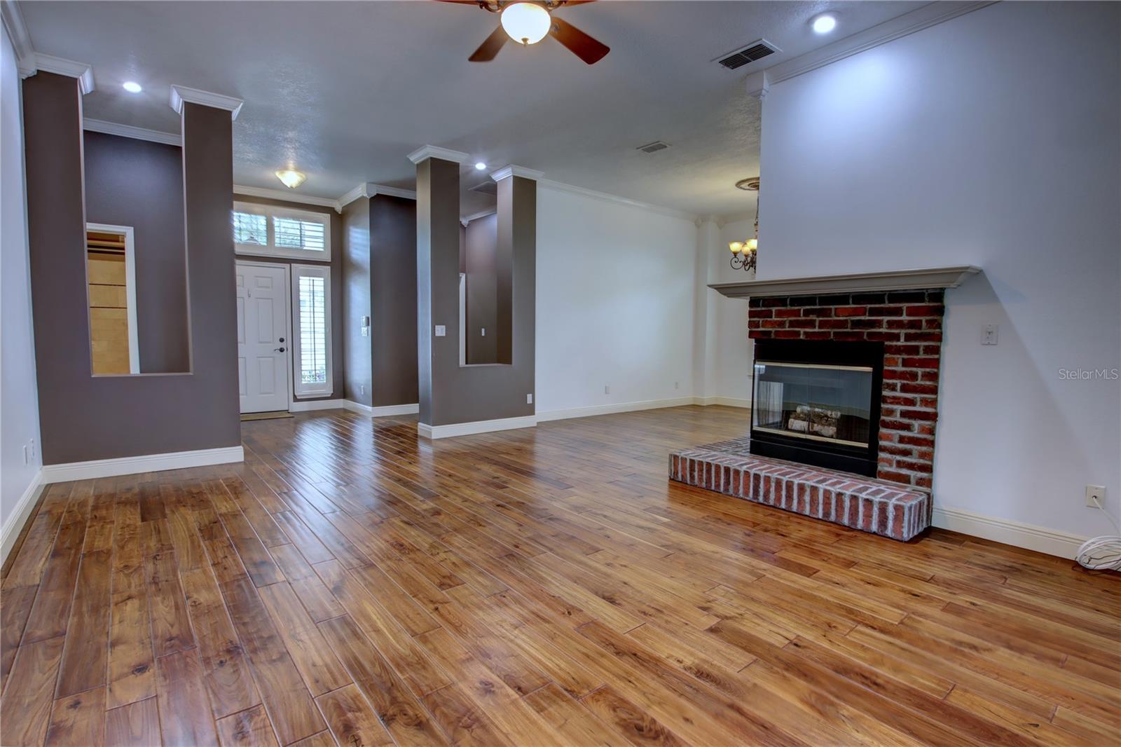 Image 4 of 39 For 1257 Brampton Place