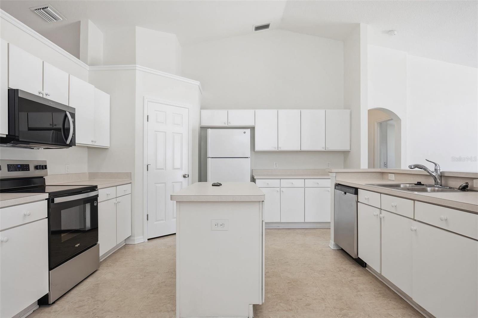 Image 15 of 39 For 5152 New Savannah Circle