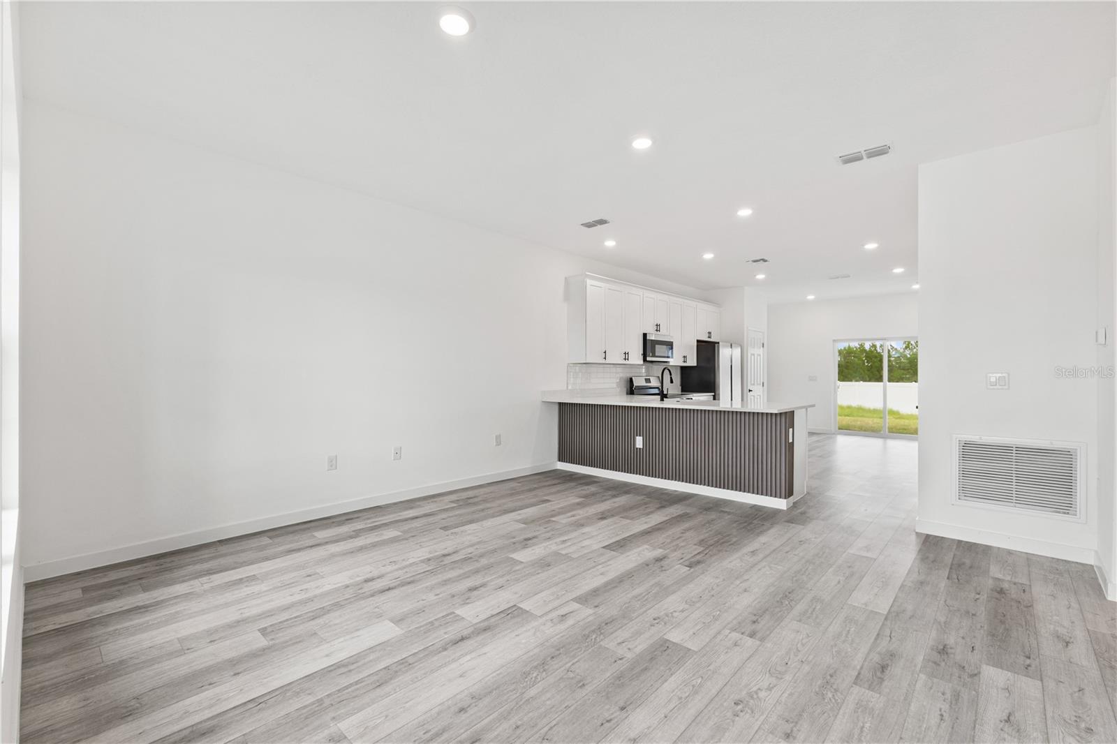 Image 21 of 37 For 835 E Colville Dr