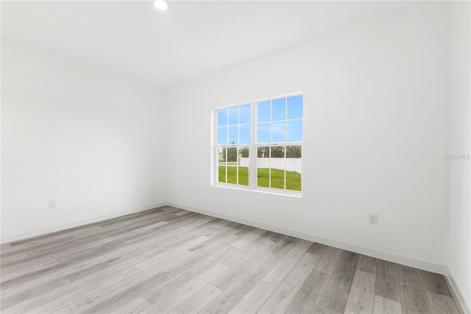 Image 25 of 37 For 835 E Colville Dr