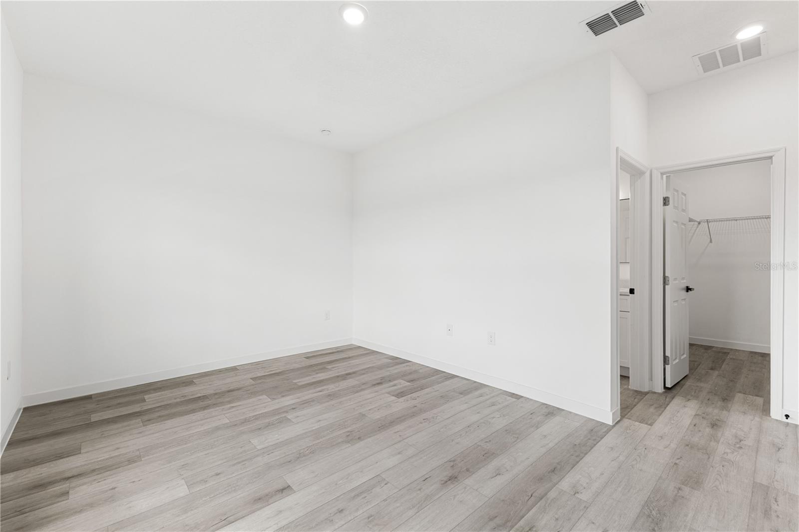 Image 31 of 37 For 835 E Colville Dr