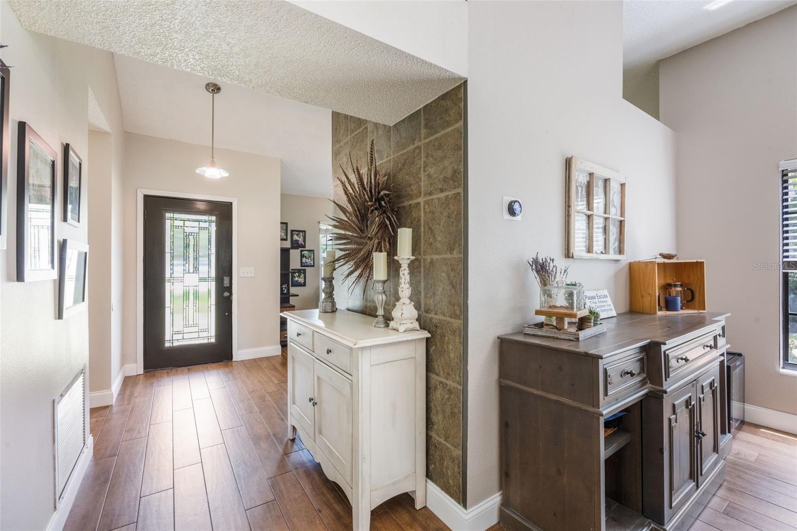 Image 16 of 95 For 364 Westwind Court