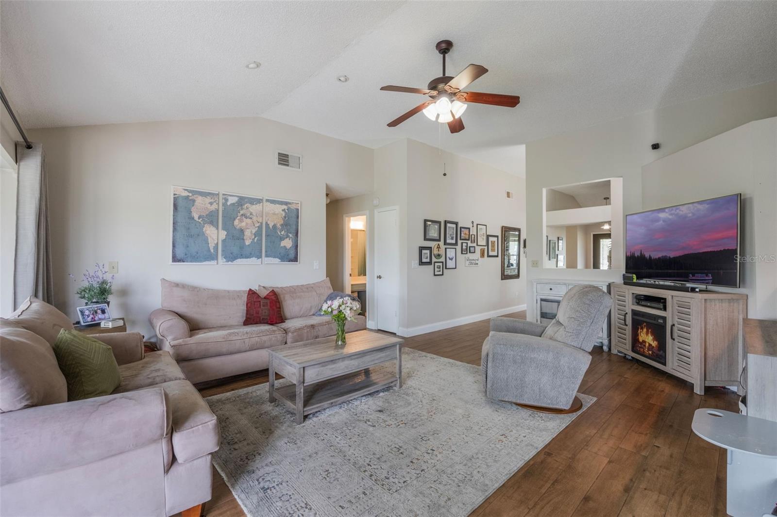 Image 25 of 95 For 364 Westwind Court