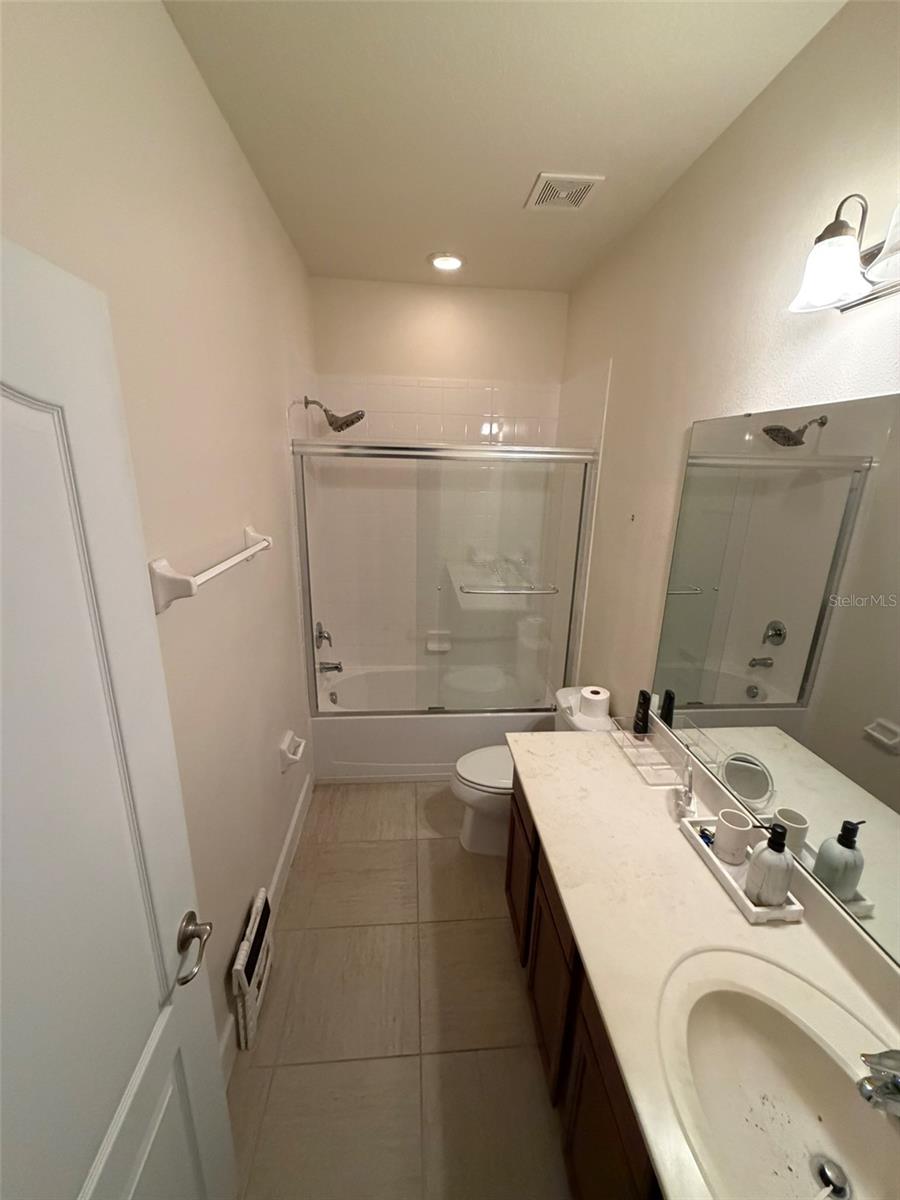 Image 14 of 21 For 4052 Oaktree Drive