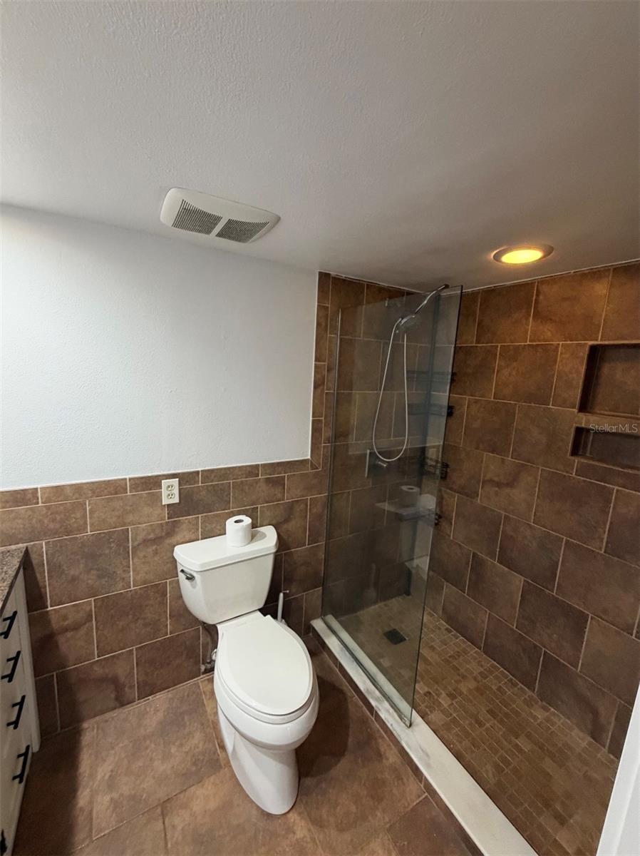 Image 14 of 25 For 211 Crown Oaks Way N-a