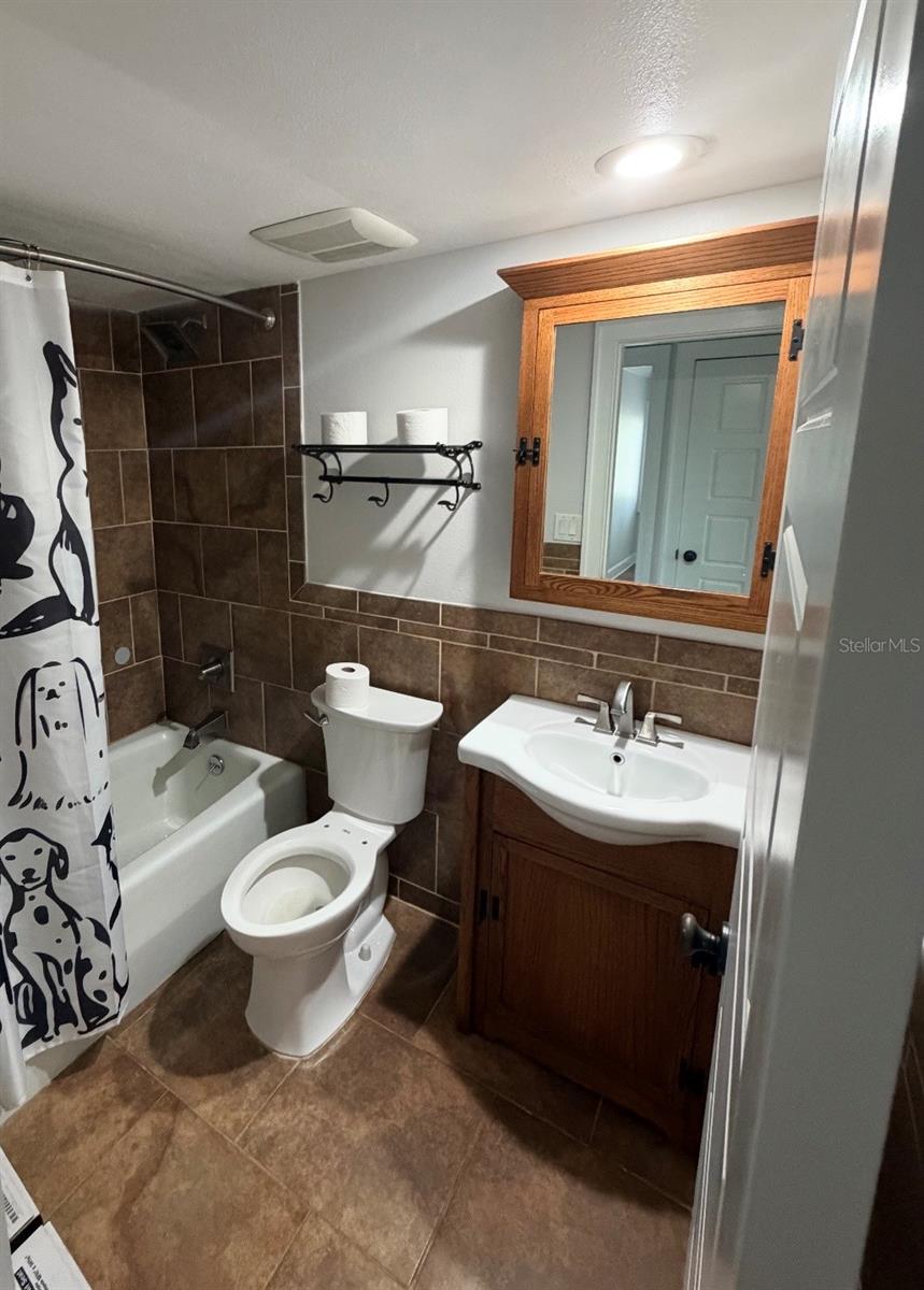 Image 18 of 25 For 211 Crown Oaks Way N-a